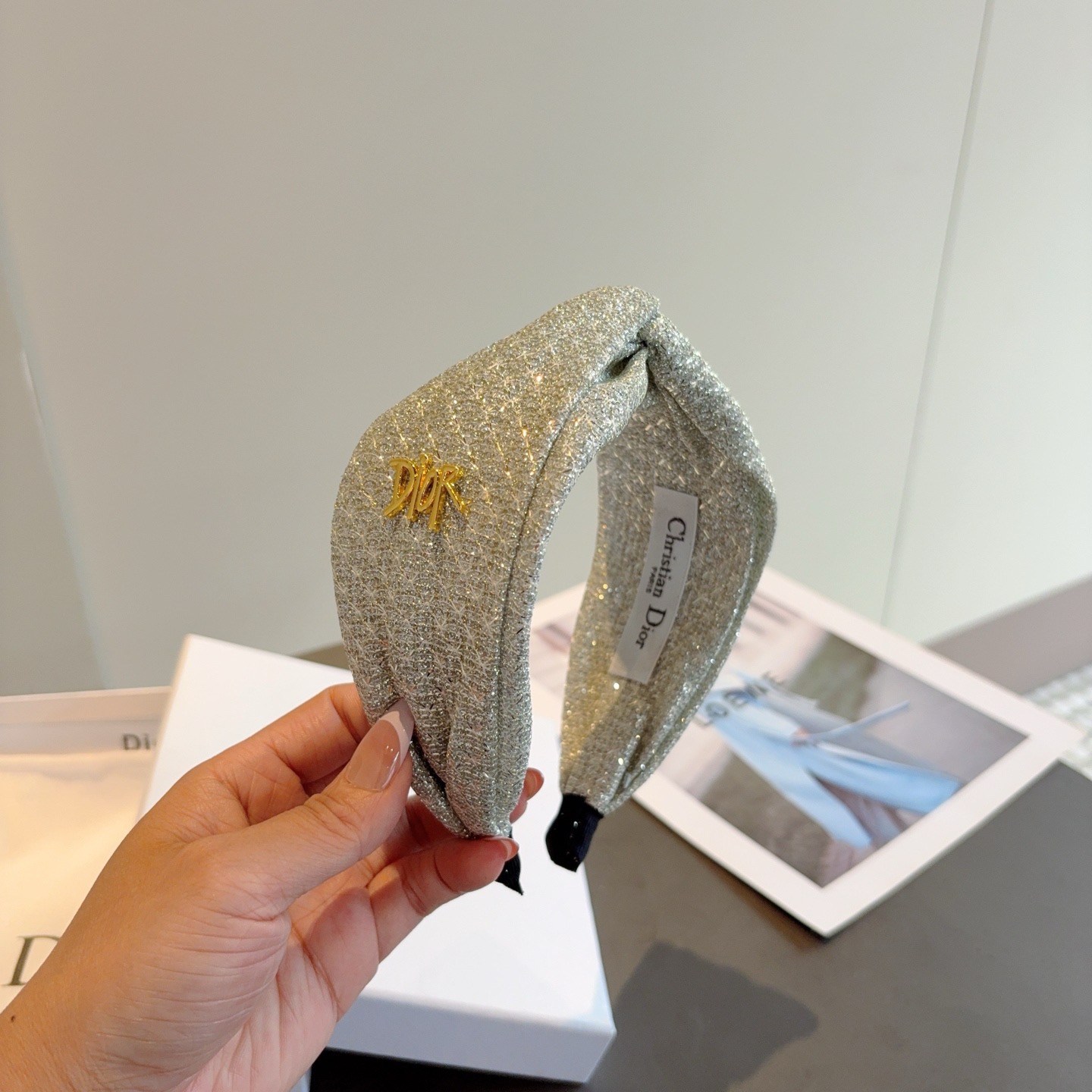 配包装P65
Dior（迪奥）经典交叉款大牌发箍, 网红爆款头箍、让你的魅力绽放 清新淑女范让时尚更简单。