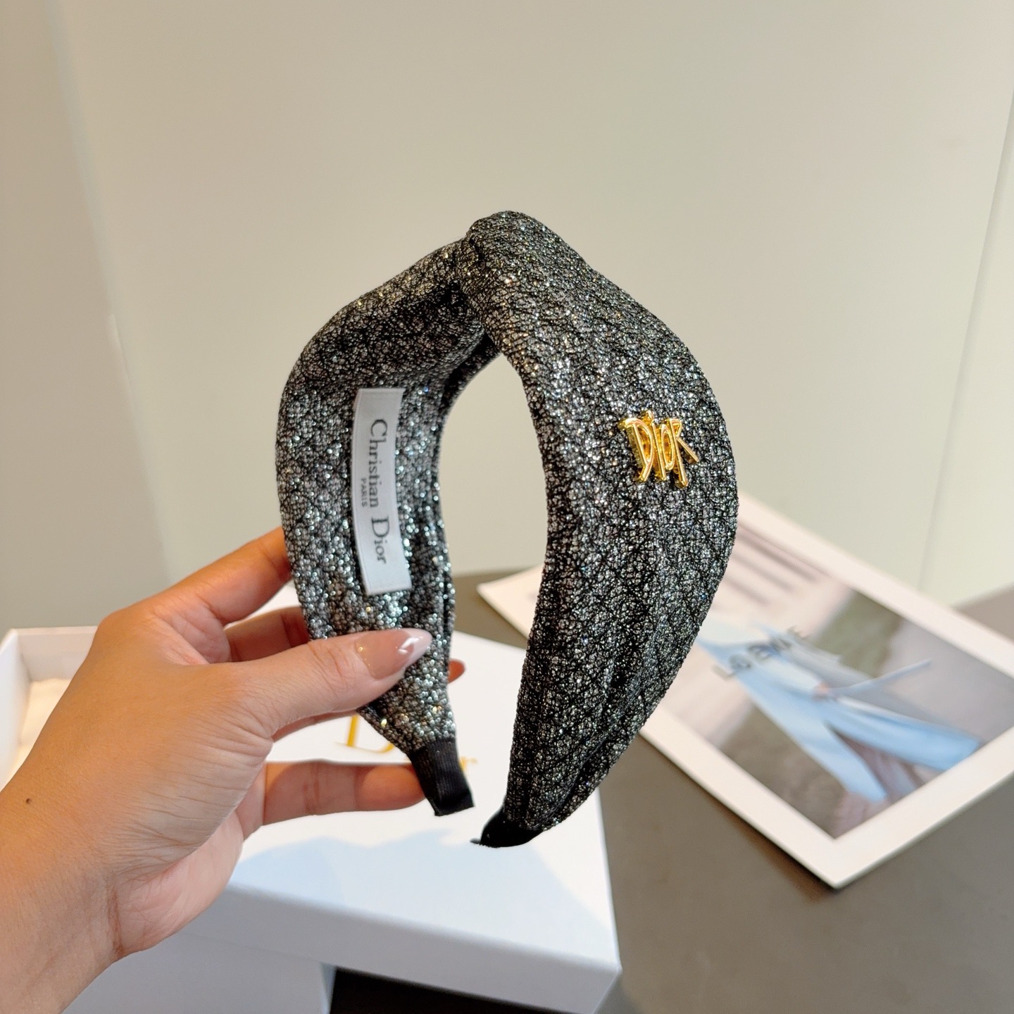 配包装P65
Dior（迪奥）经典交叉款大牌发箍, 网红爆款头箍、让你的魅力绽放 清新淑女范让时尚更简单。