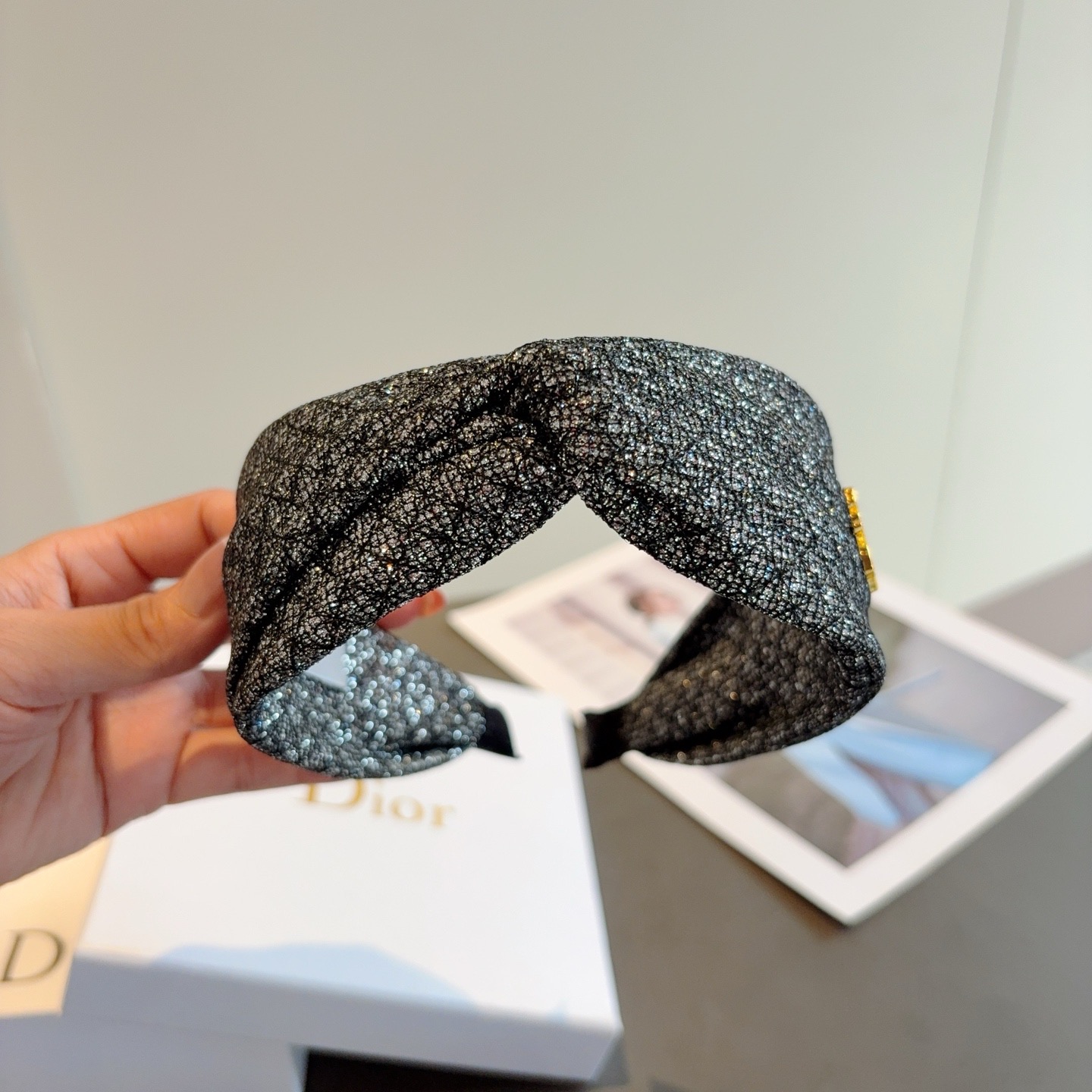 配包装P65
Dior（迪奥）经典交叉款大牌发箍, 网红爆款头箍、让你的魅力绽放 清新淑女范让时尚更简单。