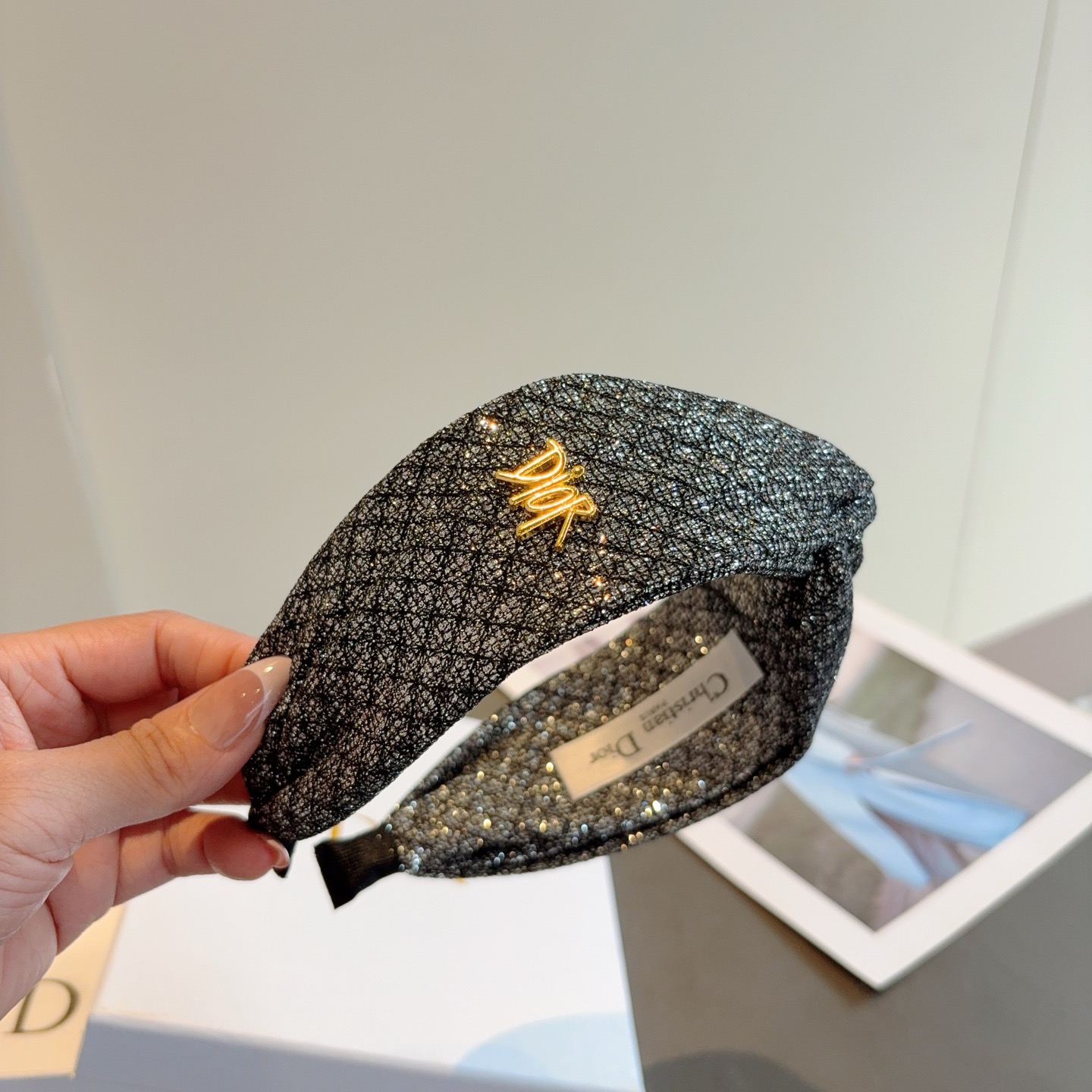 配包装P65
Dior（迪奥）经典交叉款大牌发箍, 网红爆款头箍、让你的魅力绽放 清新淑女范让时尚更简单。