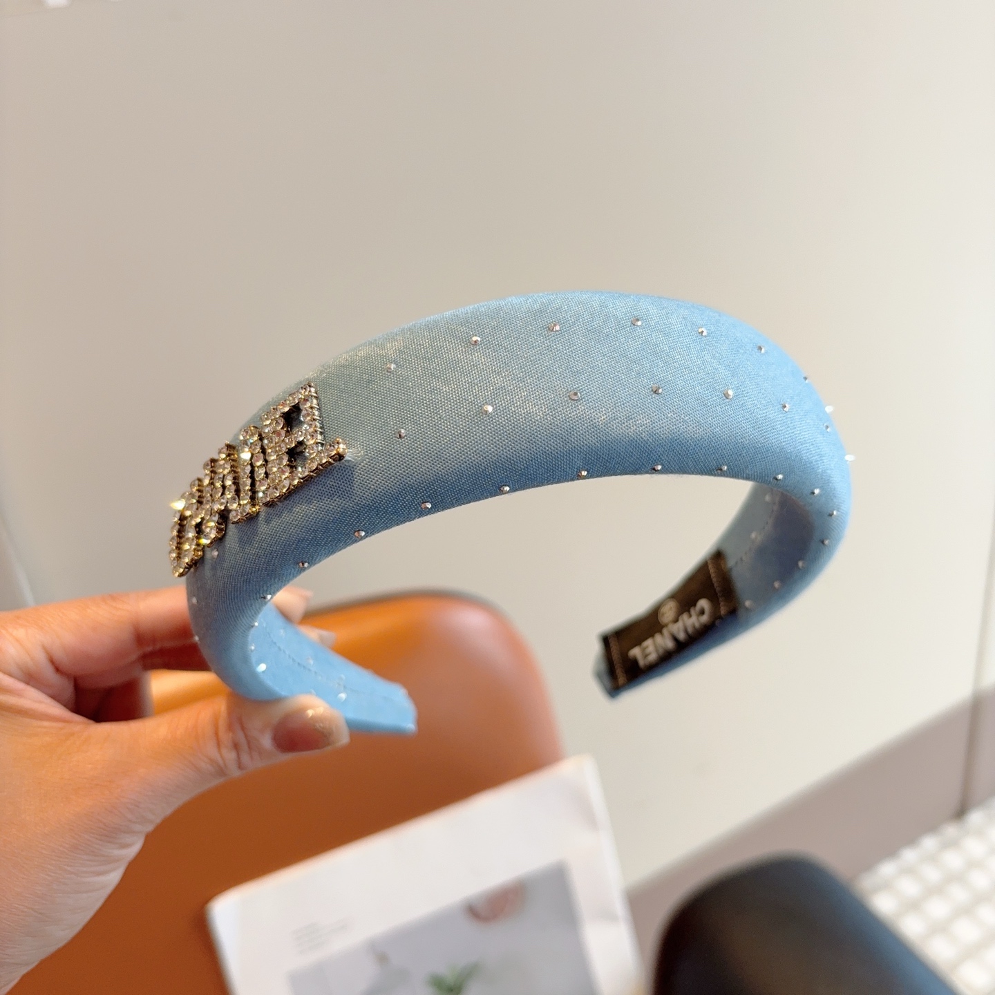 配包装P65
CHANEL（香奈儿） 高端新款牛仔布色满钻发箍，时尚头箍，网红最新款来袭💕时尚百搭，女神必入、多色可选！