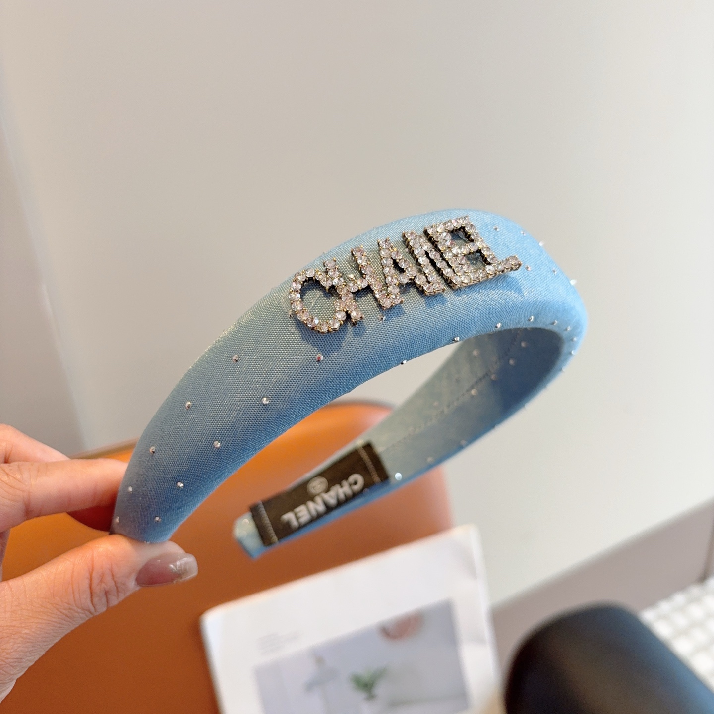 配包装P65
CHANEL（香奈儿） 高端新款牛仔布色满钻发箍，时尚头箍，网红最新款来袭💕时尚百搭，女神必入、多色可选！