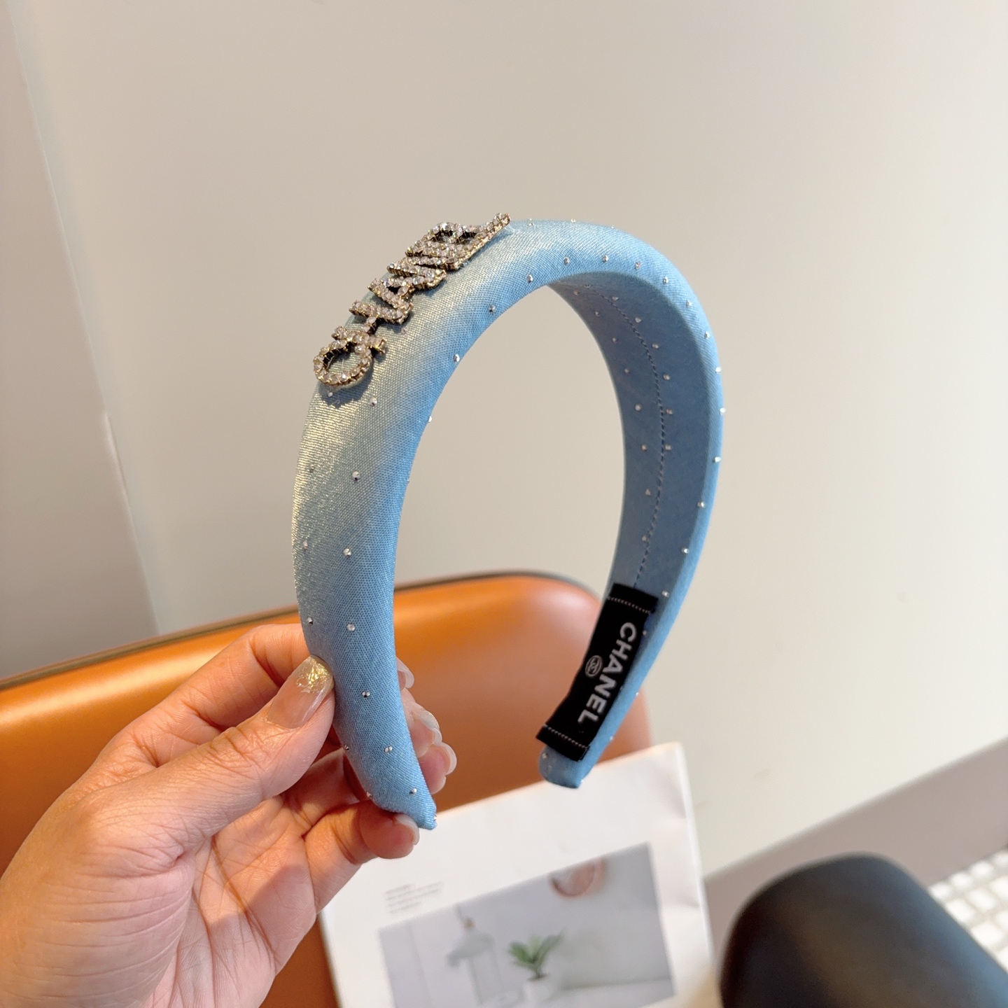 配包装P65
CHANEL（香奈儿） 高端新款牛仔布色满钻发箍，时尚头箍，网红最新款来袭💕时尚百搭，女神必入、多色可选！