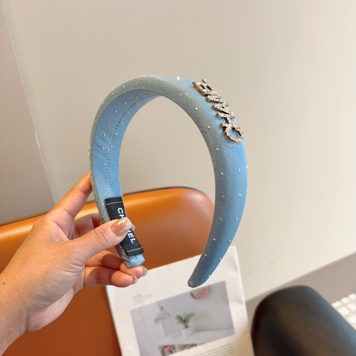 配包装P65
CHANEL（香奈儿） 高端新款牛仔布色满钻发箍，时尚头箍，网红最新款来袭💕时尚百搭，女神必入、多色可选！