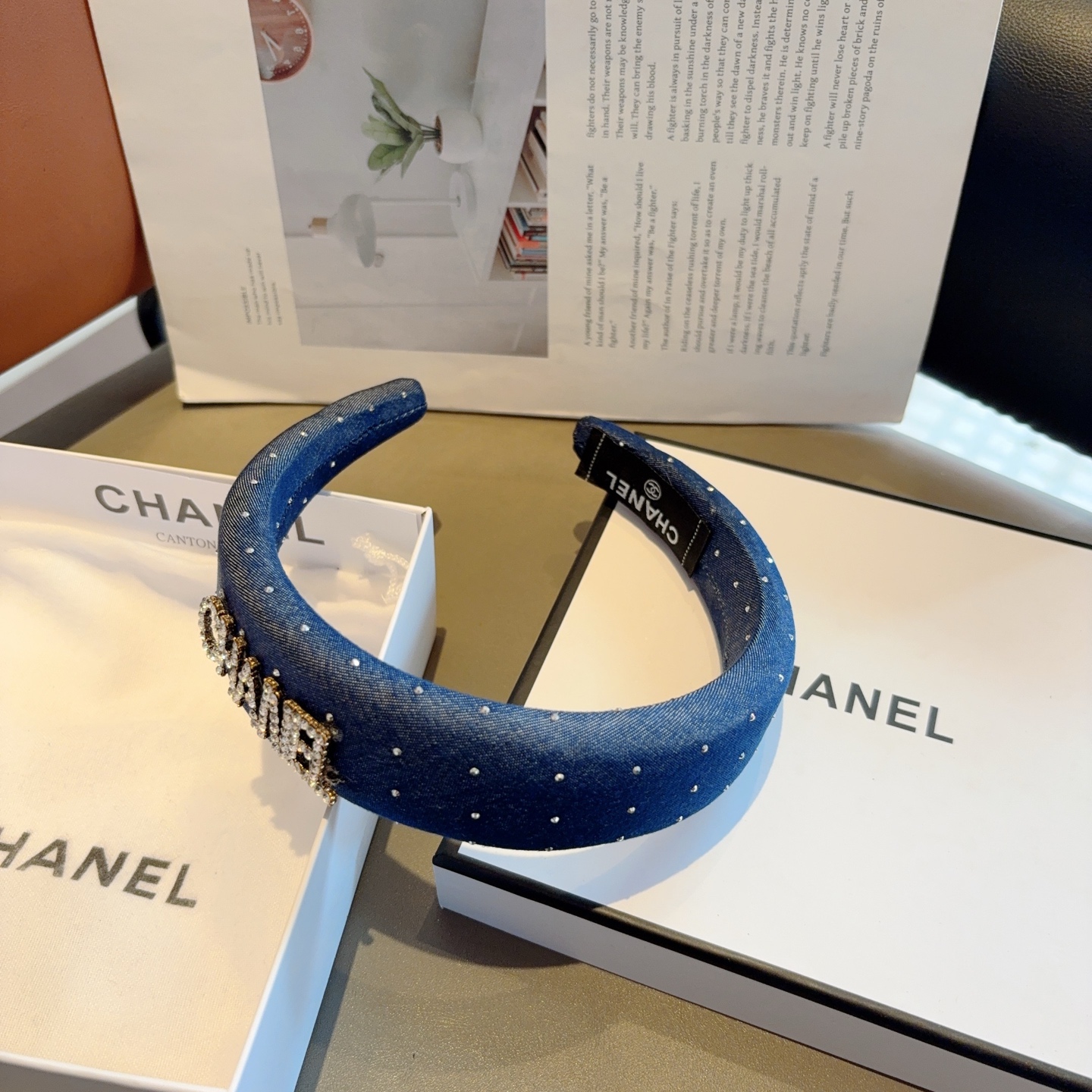配包装P65
CHANEL（香奈儿） 高端新款牛仔布色满钻发箍，时尚头箍，网红最新款来袭💕时尚百搭，女神必入、多色可选！