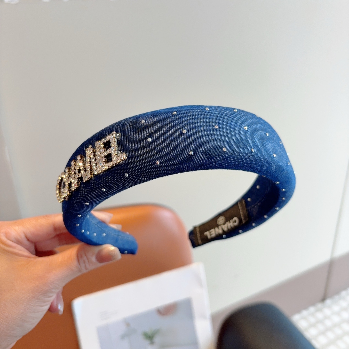 配包装P65
CHANEL（香奈儿） 高端新款牛仔布色满钻发箍，时尚头箍，网红最新款来袭💕时尚百搭，女神必入、多色可选！