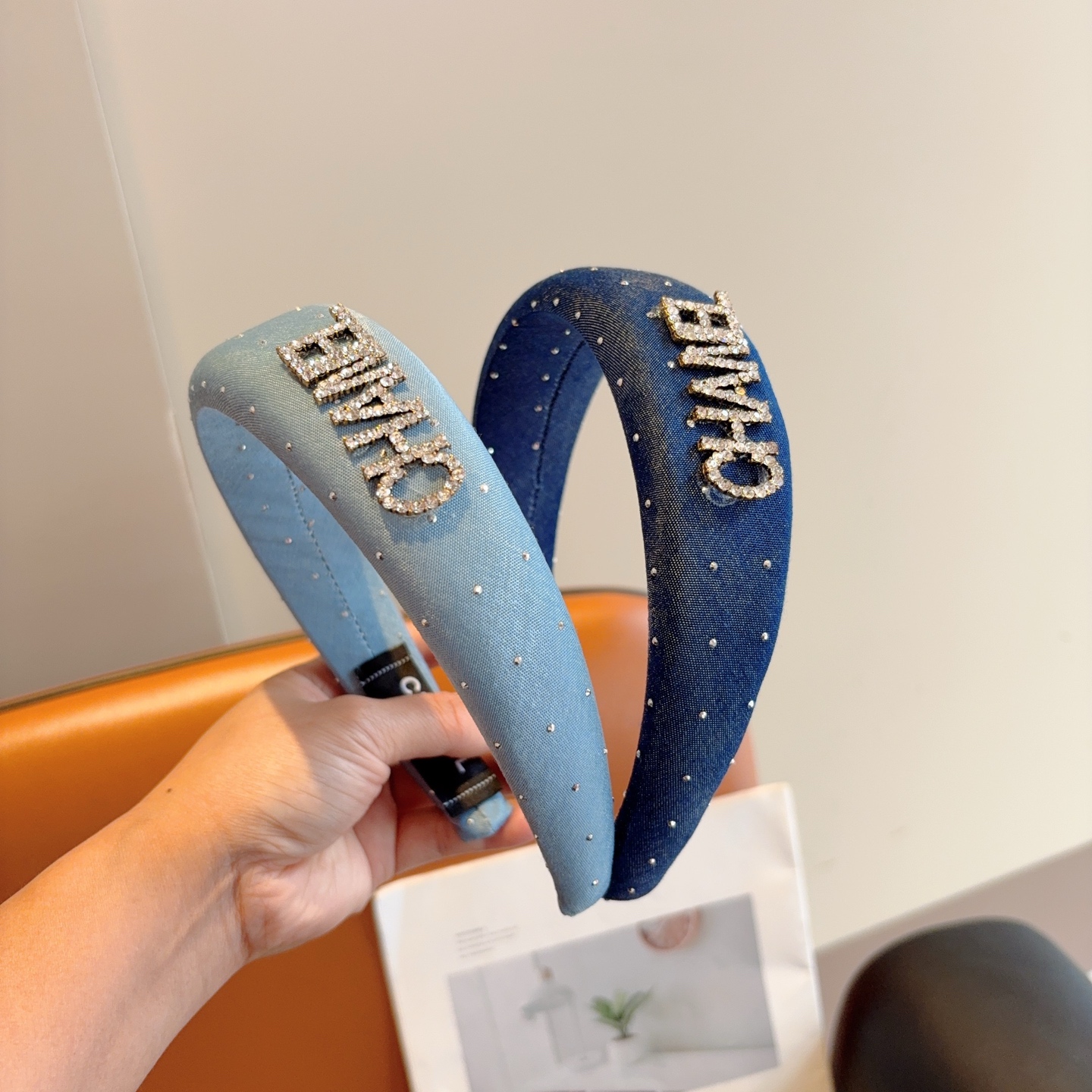 配包装P65
CHANEL（香奈儿） 高端新款牛仔布色满钻发箍，时尚头箍，网红最新款来袭💕时尚百搭，女神必入、多色可选！