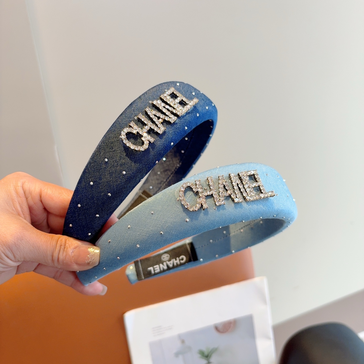 配包装P65
CHANEL（香奈儿） 高端新款牛仔布色满钻发箍，时尚头箍，网红最新款来袭💕时尚百搭，女神必入、多色可选！