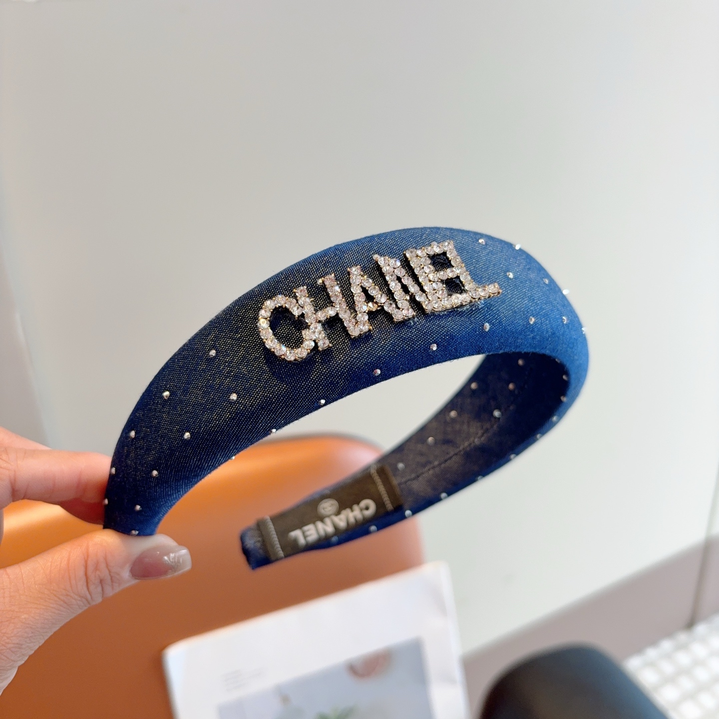 配包装P65
CHANEL（香奈儿） 高端新款牛仔布色满钻发箍，时尚头箍，网红最新款来袭💕时尚百搭，女神必入、多色可选！