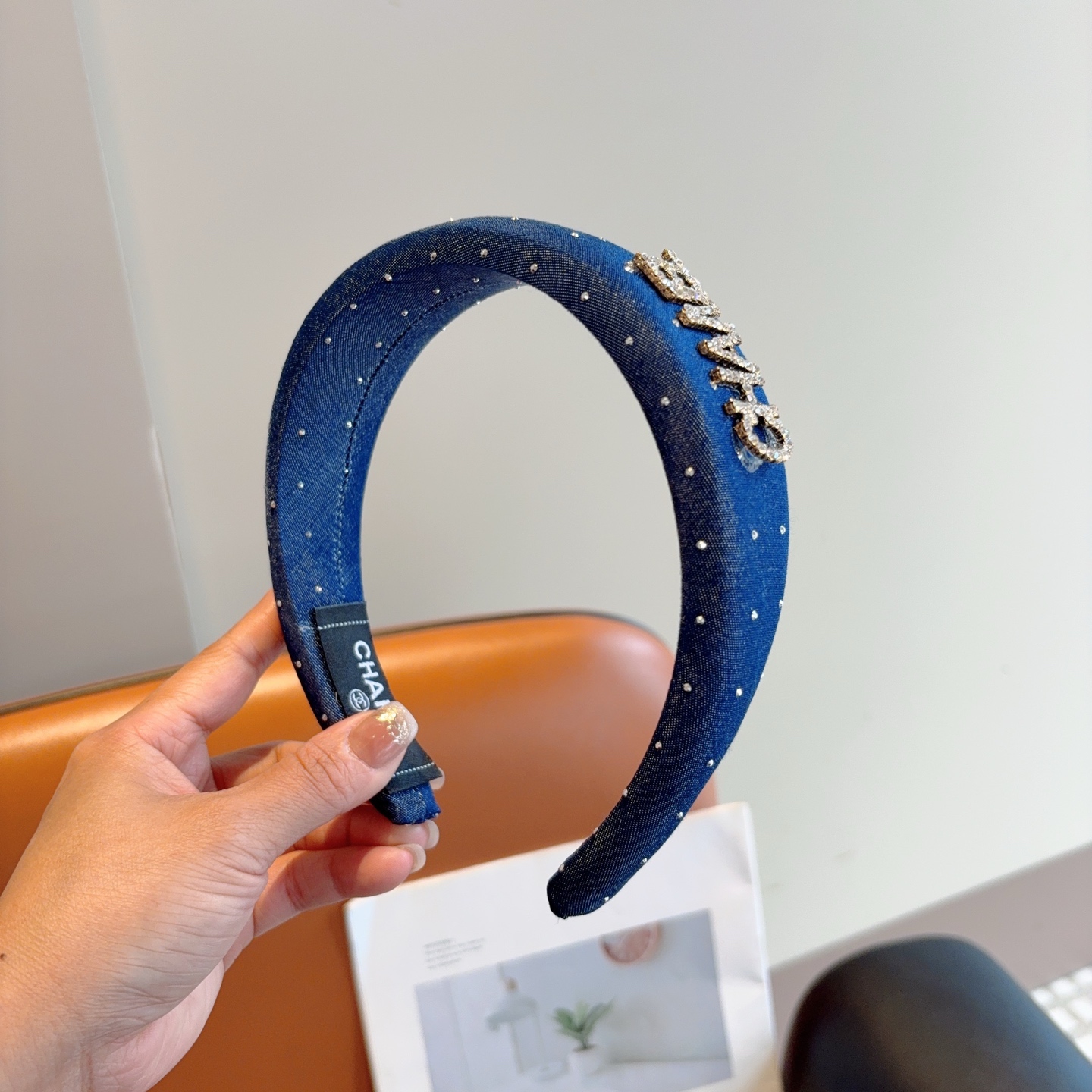 配包装P65
CHANEL（香奈儿） 高端新款牛仔布色满钻发箍，时尚头箍，网红最新款来袭💕时尚百搭，女神必入、多色可选！