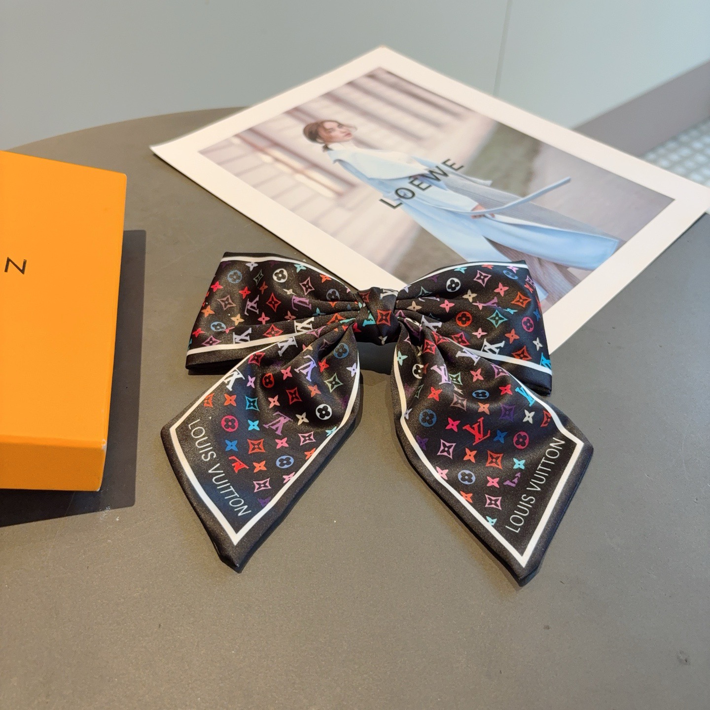 配包装P65
LV （路易威登）网红同款蝴蝶结发夹 弹弓夹 ♥ 经典蝴蝶结头饰，超级百搭哦！敲黑板推荐，让你秒变大牌范儿！