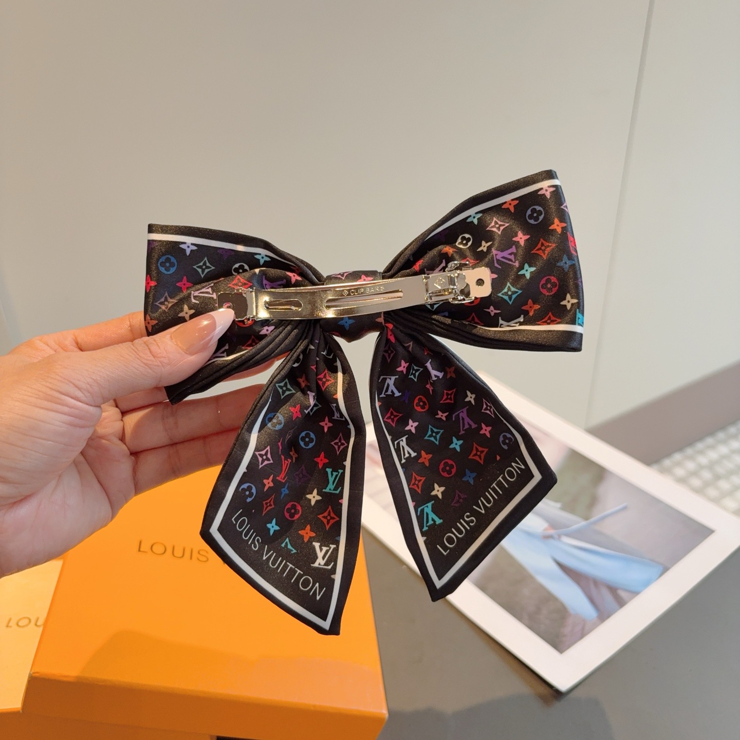 配包装P65
LV （路易威登）网红同款蝴蝶结发夹 弹弓夹 ♥ 经典蝴蝶结头饰，超级百搭哦！敲黑板推荐，让你秒变大牌范儿！