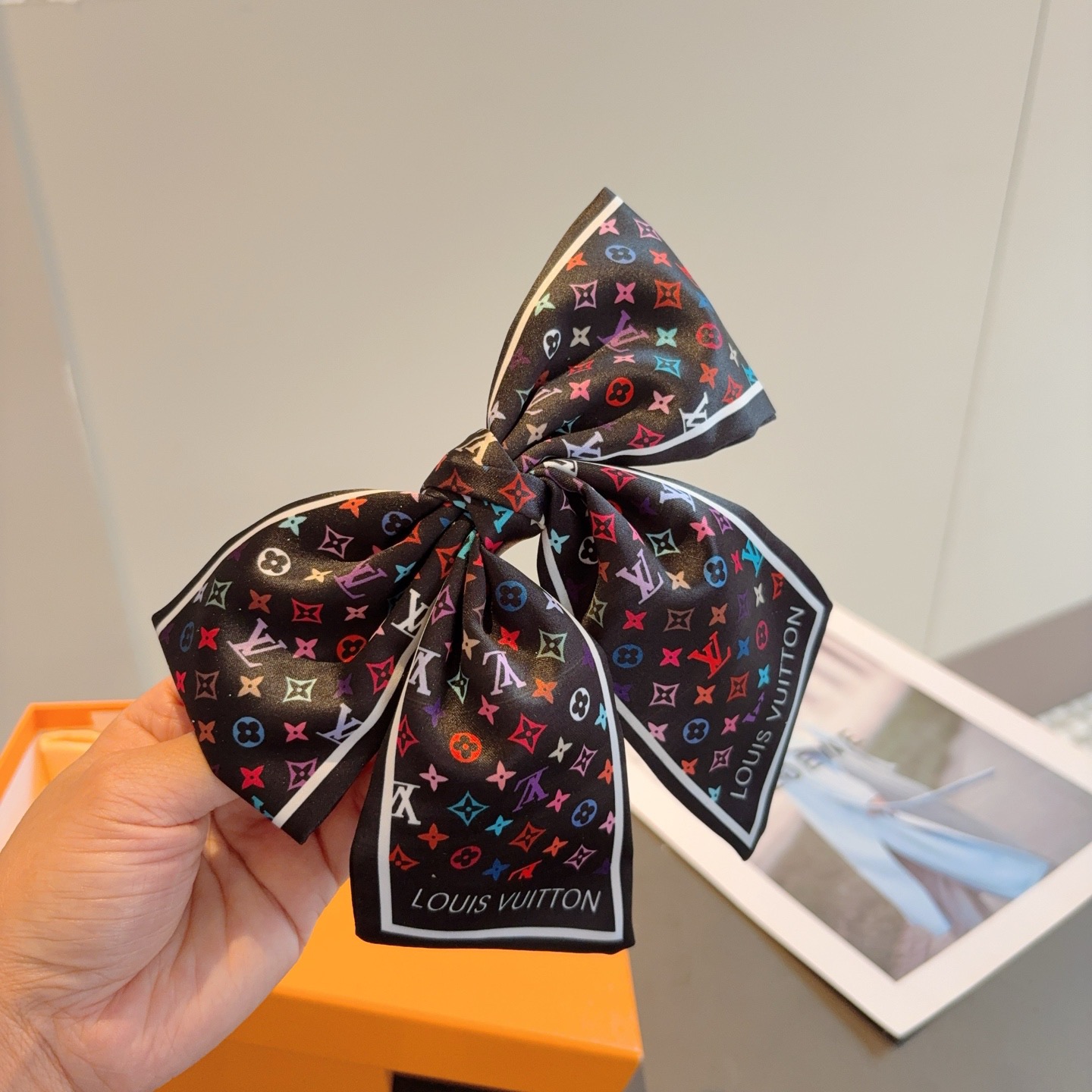 配包装P65
LV （路易威登）网红同款蝴蝶结发夹 弹弓夹 ♥ 经典蝴蝶结头饰，超级百搭哦！敲黑板推荐，让你秒变大牌范儿！