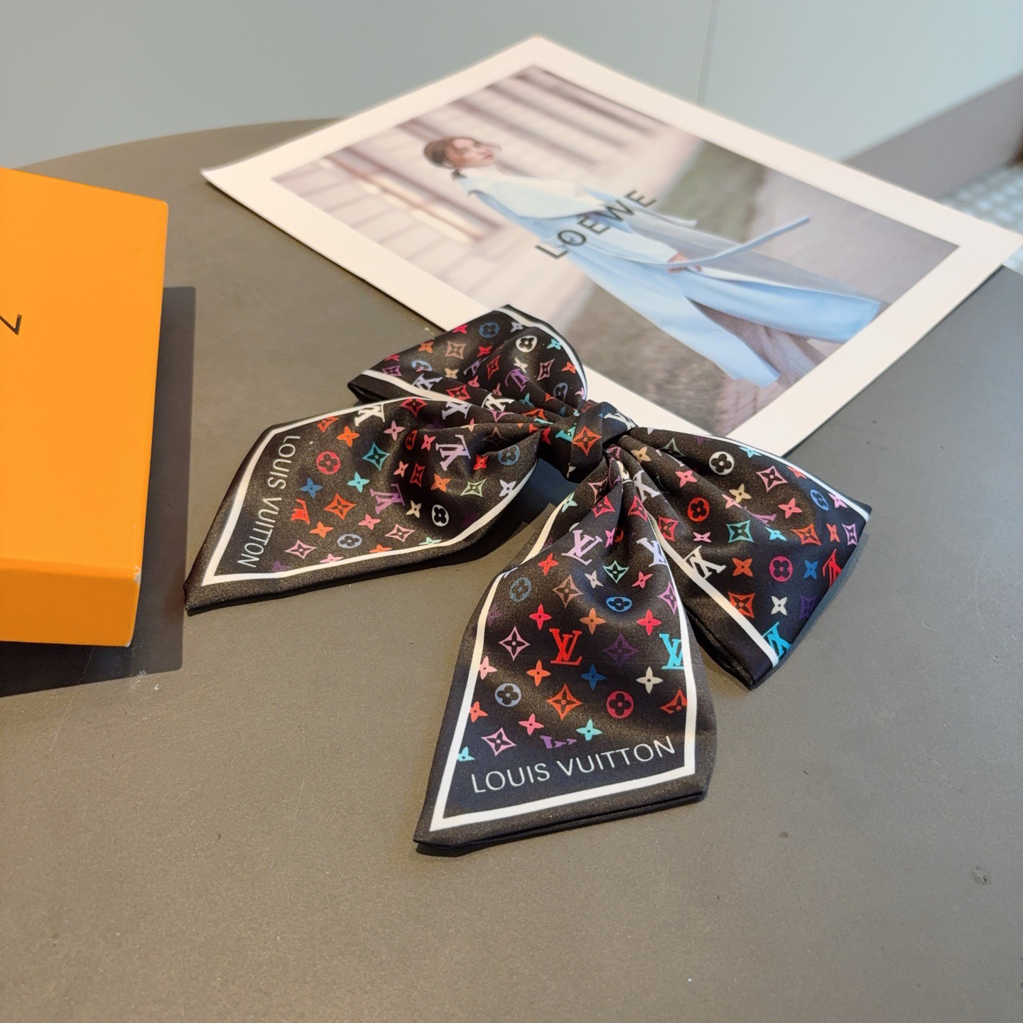 配包装P65
LV （路易威登）网红同款蝴蝶结发夹 弹弓夹 ♥ 经典蝴蝶结头饰，超级百搭哦！敲黑板推荐，让你秒变大牌范儿！