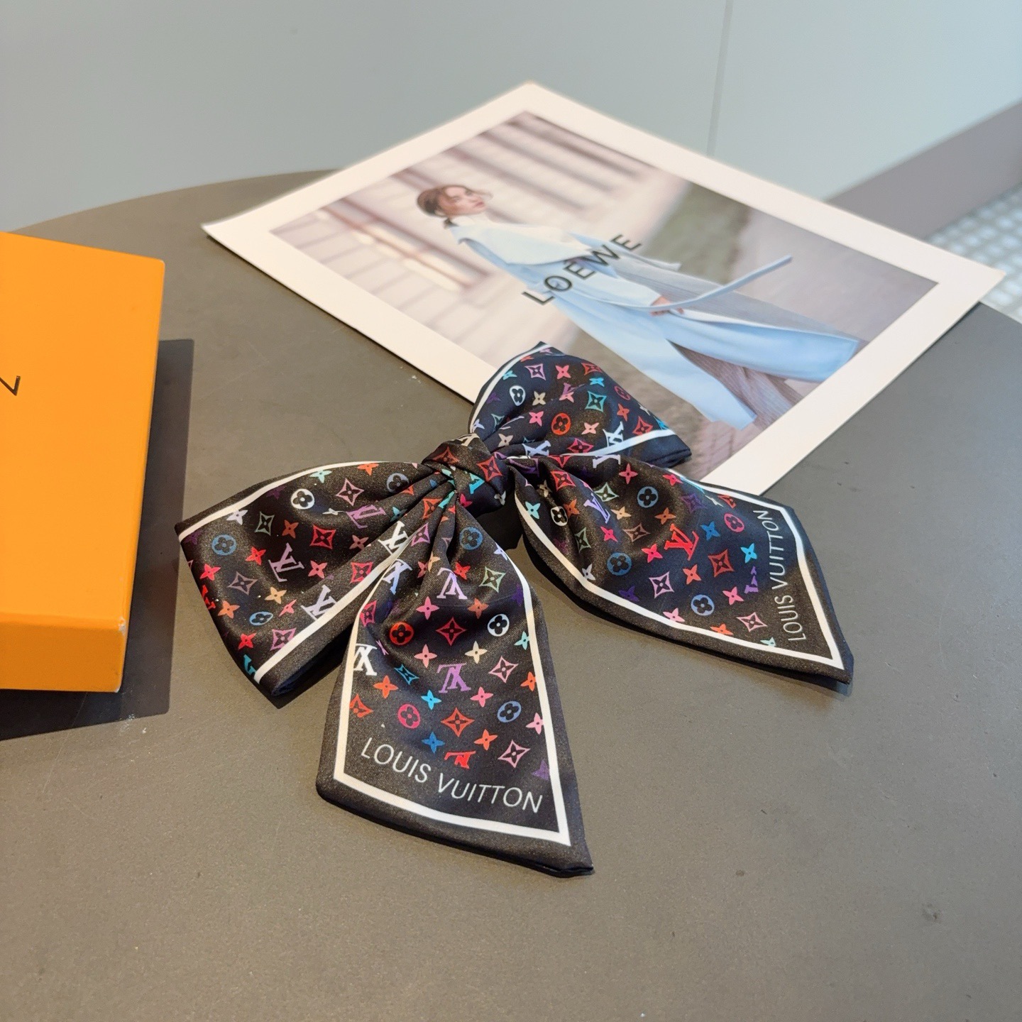 配包装P65
LV （路易威登）网红同款蝴蝶结发夹 弹弓夹 ♥ 经典蝴蝶结头饰，超级百搭哦！敲黑板推荐，让你秒变大牌范儿！
