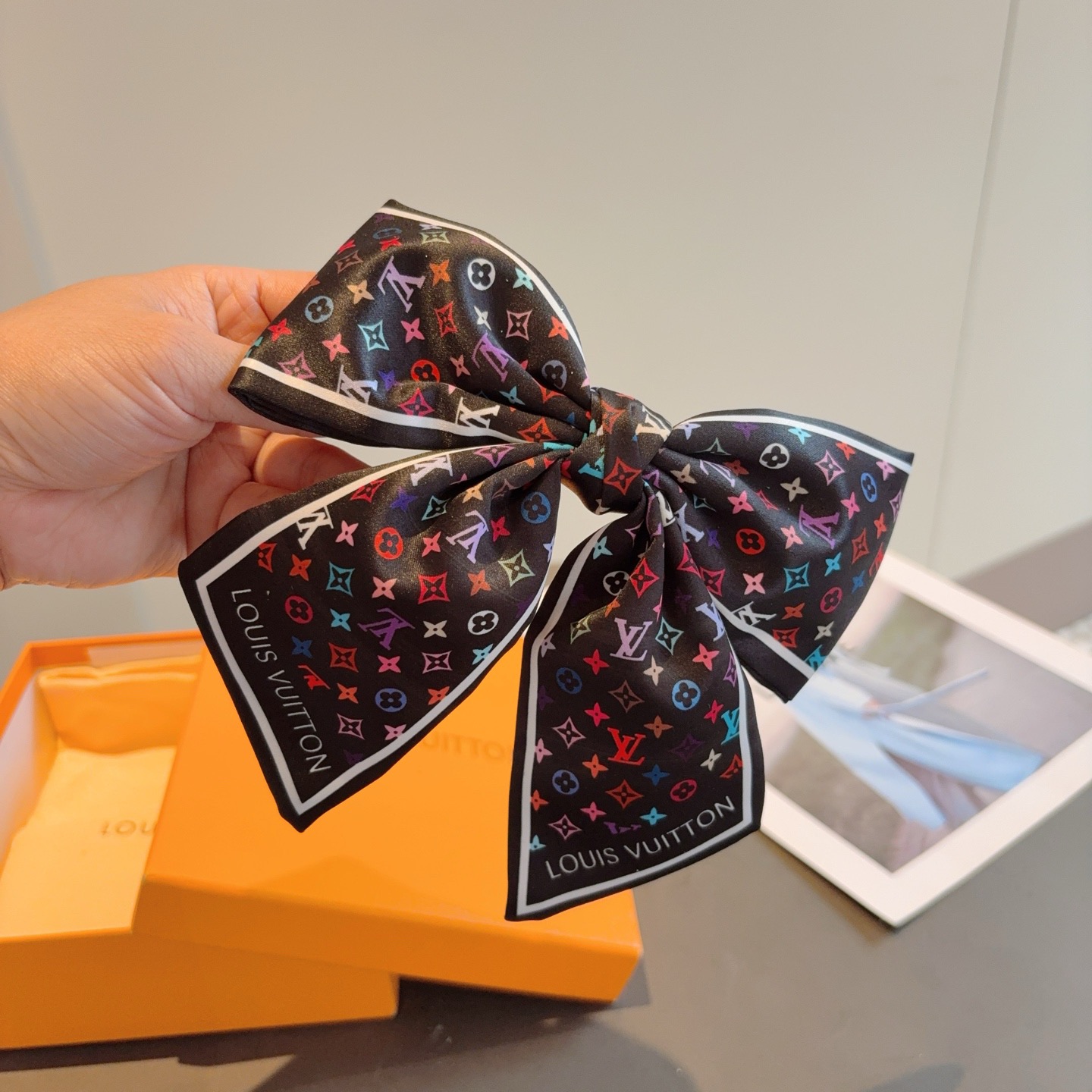 配包装P65
LV （路易威登）网红同款蝴蝶结发夹 弹弓夹 ♥ 经典蝴蝶结头饰，超级百搭哦！敲黑板推荐，让你秒变大牌范儿！