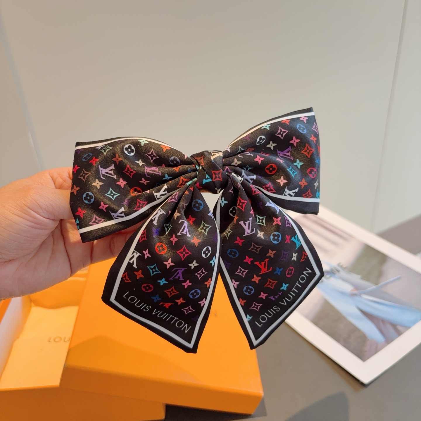 配包装P65
LV （路易威登）网红同款蝴蝶结发夹 弹弓夹 ♥ 经典蝴蝶结头饰，超级百搭哦！敲黑板推荐，让你秒变大牌范儿！