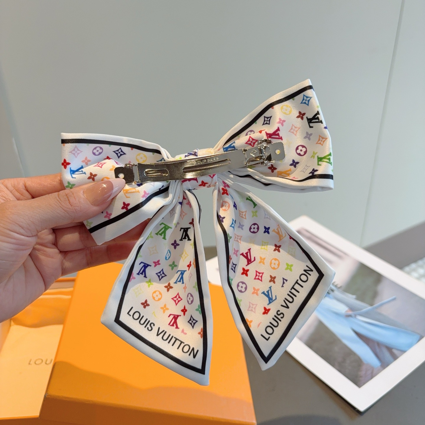 配包装P65
LV （路易威登）网红同款蝴蝶结发夹 弹弓夹 ♥ 经典蝴蝶结头饰，超级百搭哦！敲黑板推荐，让你秒变大牌范儿！