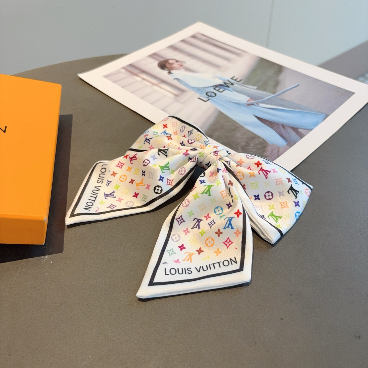 配包装P65
LV （路易威登）网红同款蝴蝶结发夹 弹弓夹 ♥ 经典蝴蝶结头饰，超级百搭哦！敲黑板推荐，让你秒变大牌范儿！