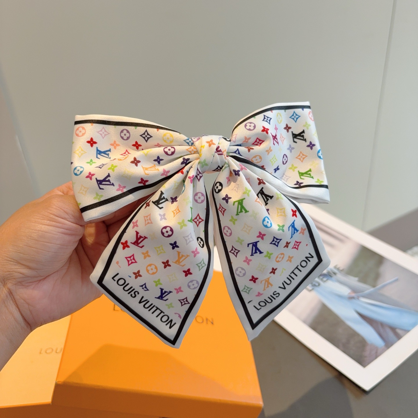 配包装P65
LV （路易威登）网红同款蝴蝶结发夹 弹弓夹 ♥ 经典蝴蝶结头饰，超级百搭哦！敲黑板推荐，让你秒变大牌范儿！