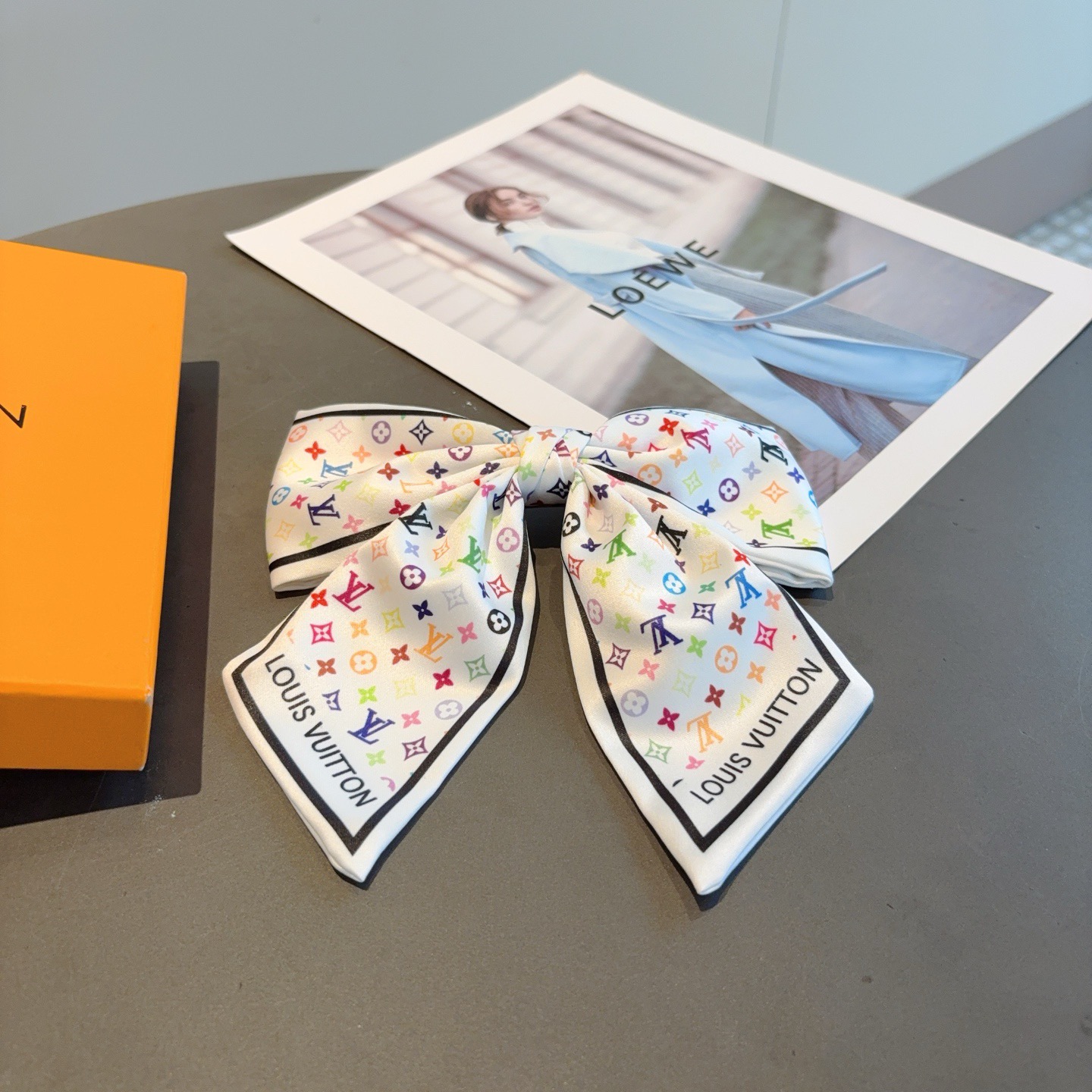 配包装P65
LV （路易威登）网红同款蝴蝶结发夹 弹弓夹 ♥ 经典蝴蝶结头饰，超级百搭哦！敲黑板推荐，让你秒变大牌范儿！