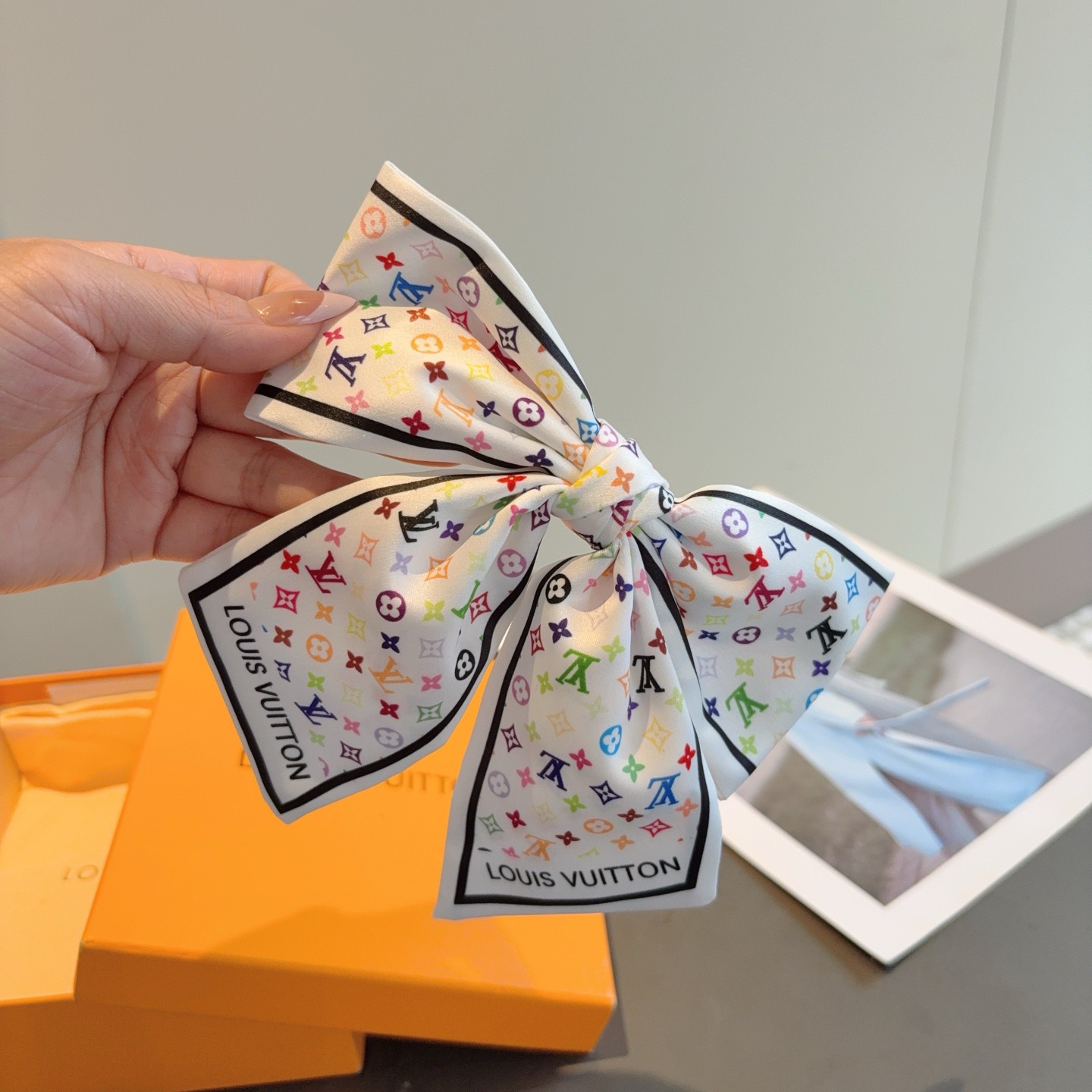 配包装P65
LV （路易威登）网红同款蝴蝶结发夹 弹弓夹 ♥ 经典蝴蝶结头饰，超级百搭哦！敲黑板推荐，让你秒变大牌范儿！