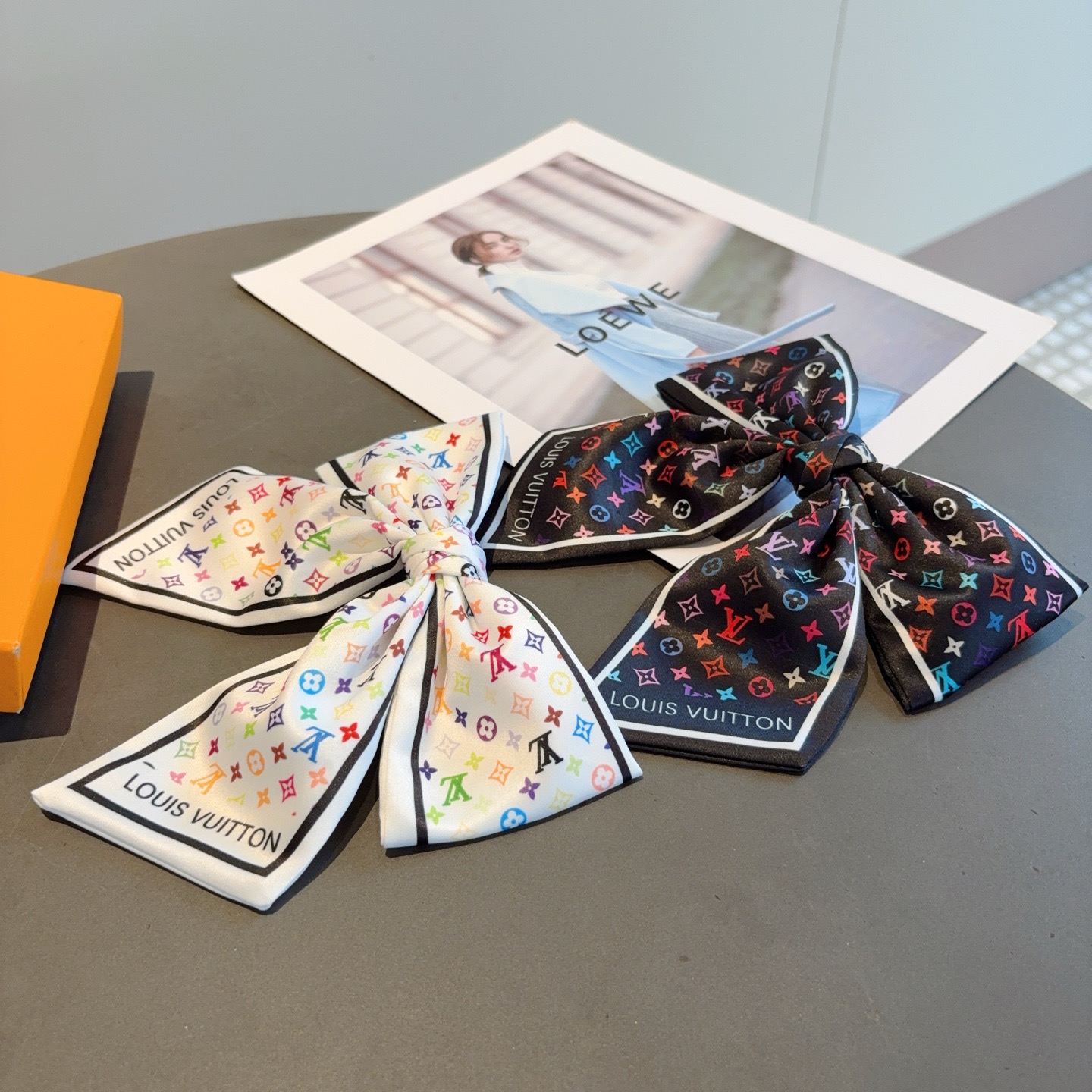 配包装P65
LV （路易威登）网红同款蝴蝶结发夹 弹弓夹 ♥ 经典蝴蝶结头饰，超级百搭哦！敲黑板推荐，让你秒变大牌范儿！