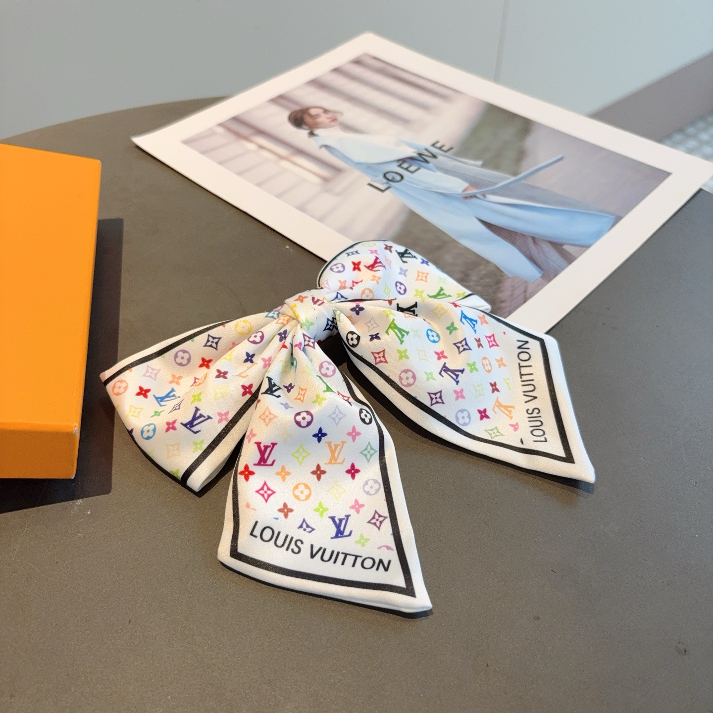 配包装P65
LV （路易威登）网红同款蝴蝶结发夹 弹弓夹 ♥ 经典蝴蝶结头饰，超级百搭哦！敲黑板推荐，让你秒变大牌范儿！