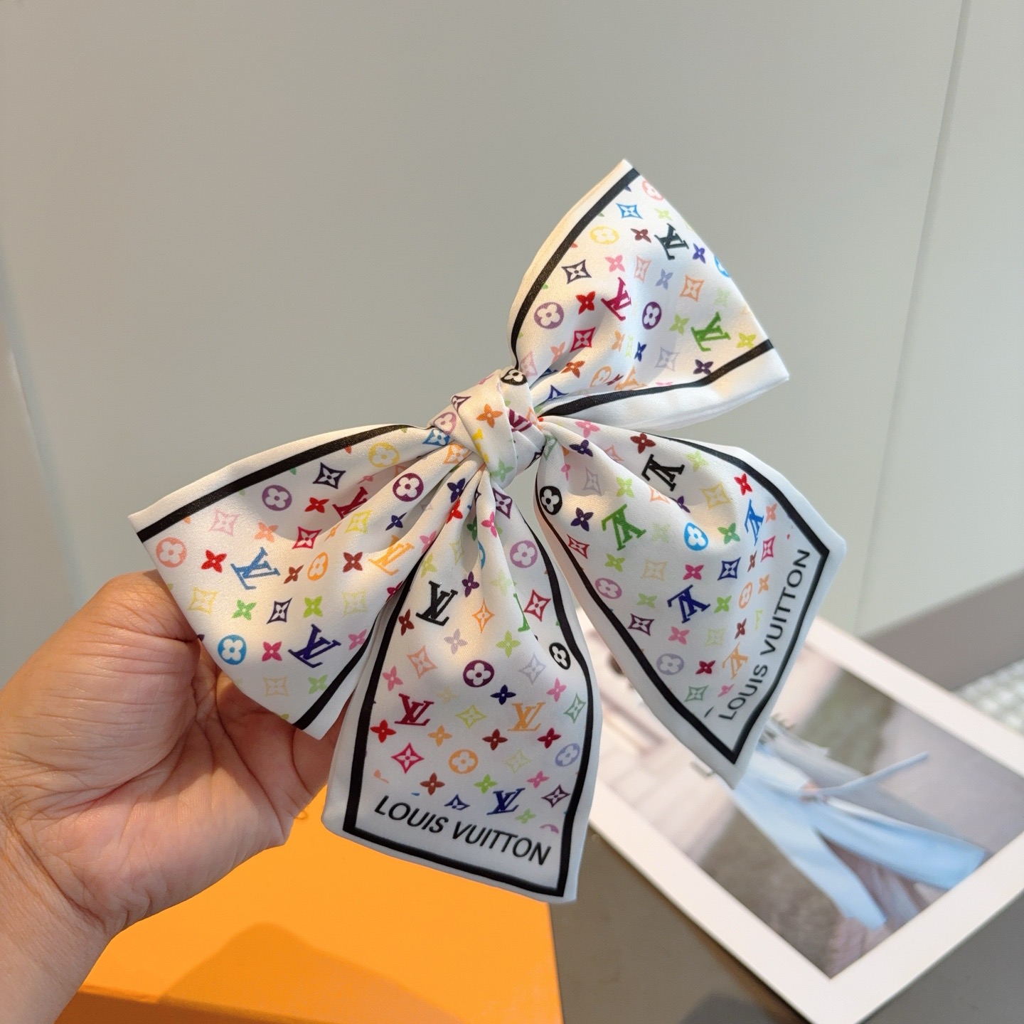 配包装P65
LV （路易威登）网红同款蝴蝶结发夹 弹弓夹 ♥ 经典蝴蝶结头饰，超级百搭哦！敲黑板推荐，让你秒变大牌范儿！