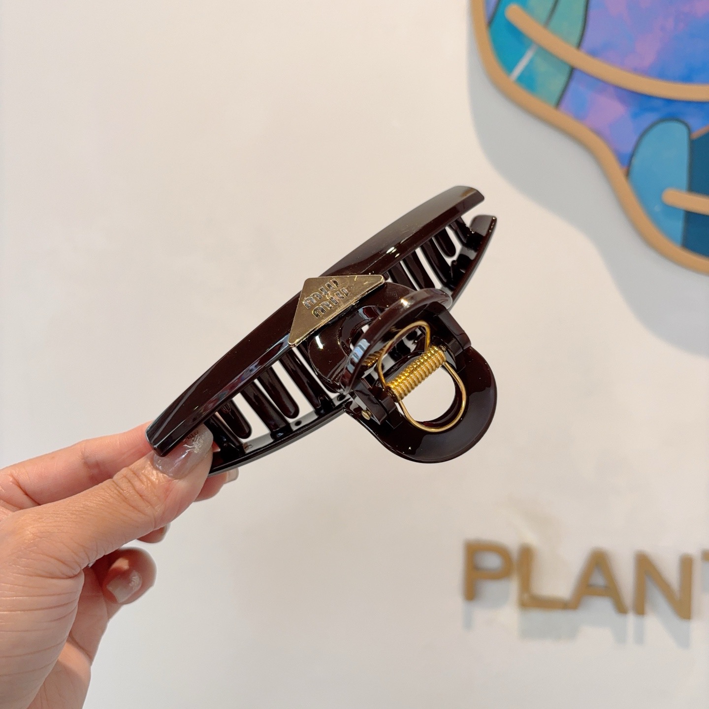 配包装P65
MIUMIU（缪缪）新款手工抓夹，高级感字母简约复古发夹原单货，时尚百搭，潮女必备品，超级的高大上！