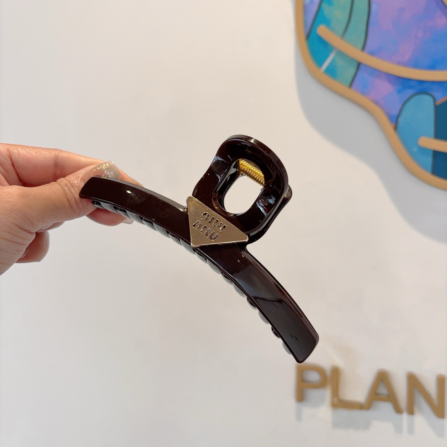 配包装P65
MIUMIU（缪缪）新款手工抓夹，高级感字母简约复古发夹原单货，时尚百搭，潮女必备品，超级的高大上！