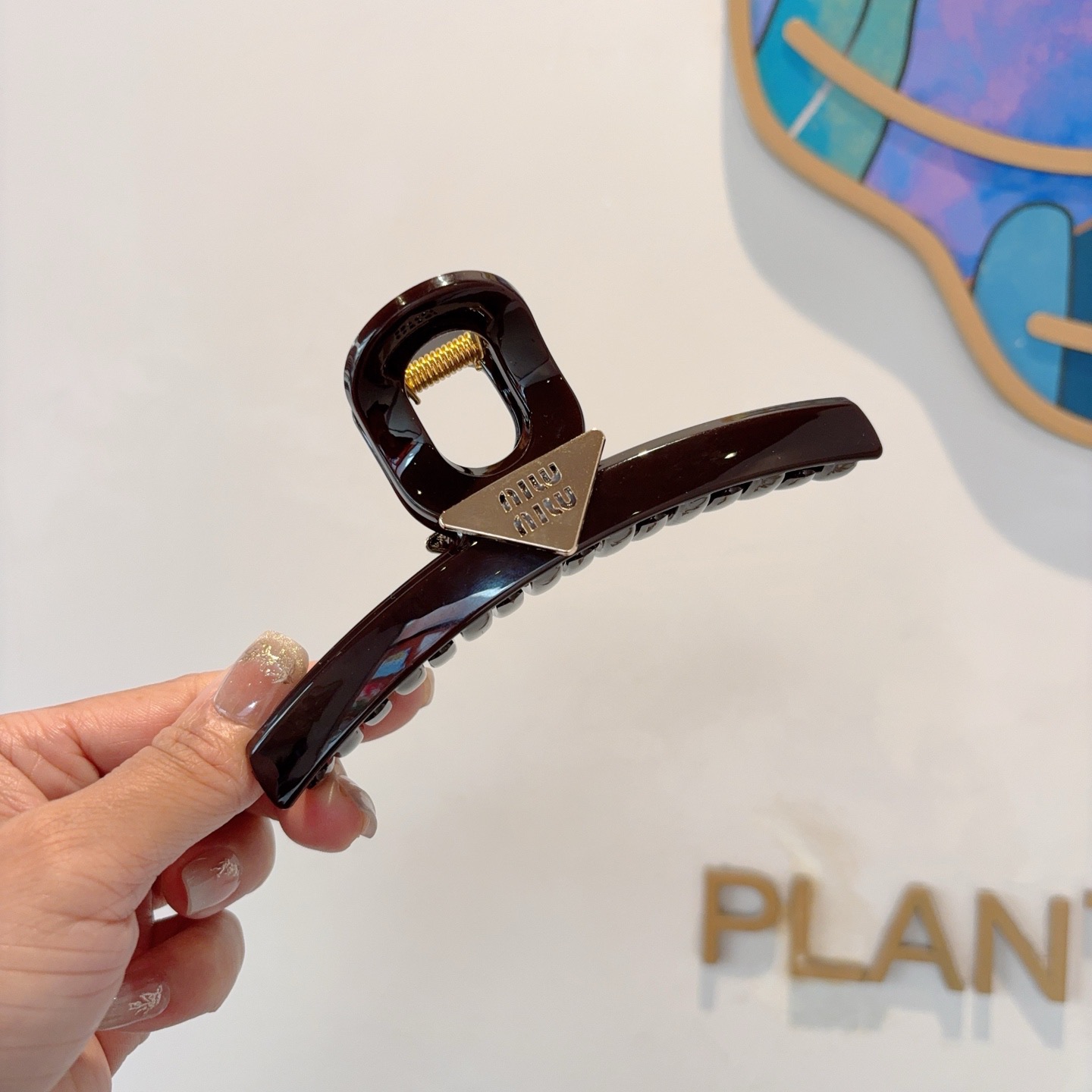 配包装P65
MIUMIU（缪缪）新款手工抓夹，高级感字母简约复古发夹原单货，时尚百搭，潮女必备品，超级的高大上！