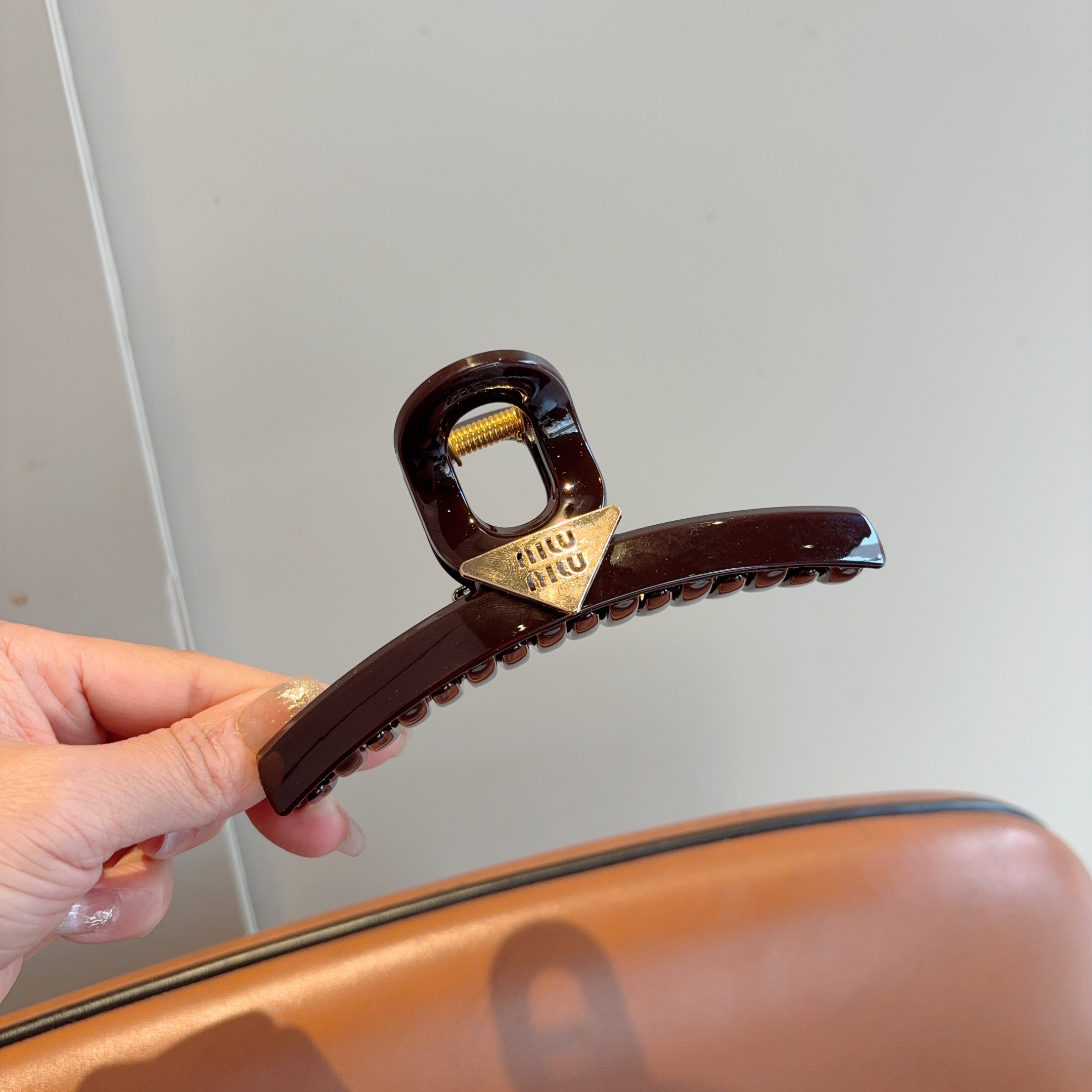 配包装P65
MIUMIU（缪缪）新款手工抓夹，高级感字母简约复古发夹原单货，时尚百搭，潮女必备品，超级的高大上！