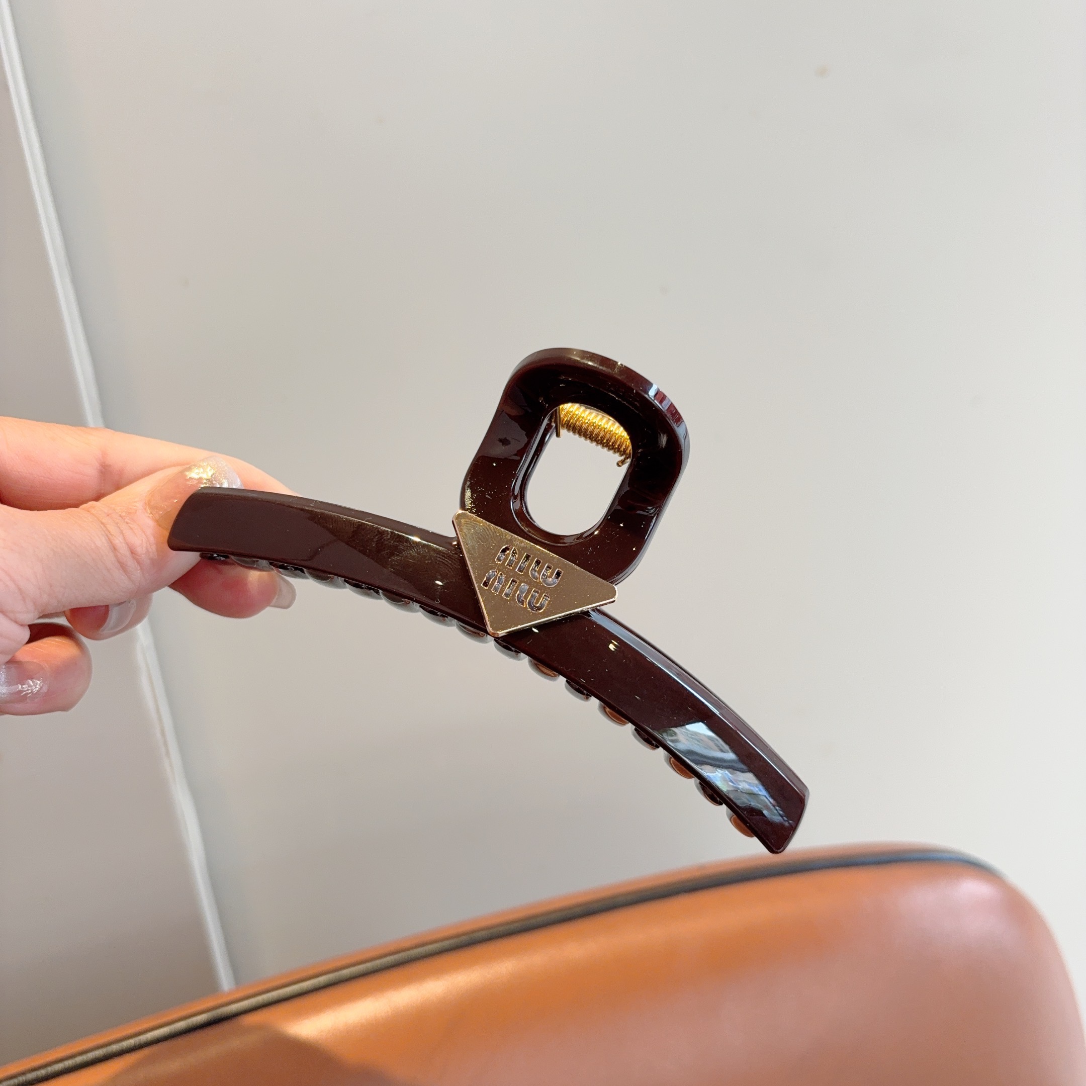 配包装P65
MIUMIU（缪缪）新款手工抓夹，高级感字母简约复古发夹原单货，时尚百搭，潮女必备品，超级的高大上！