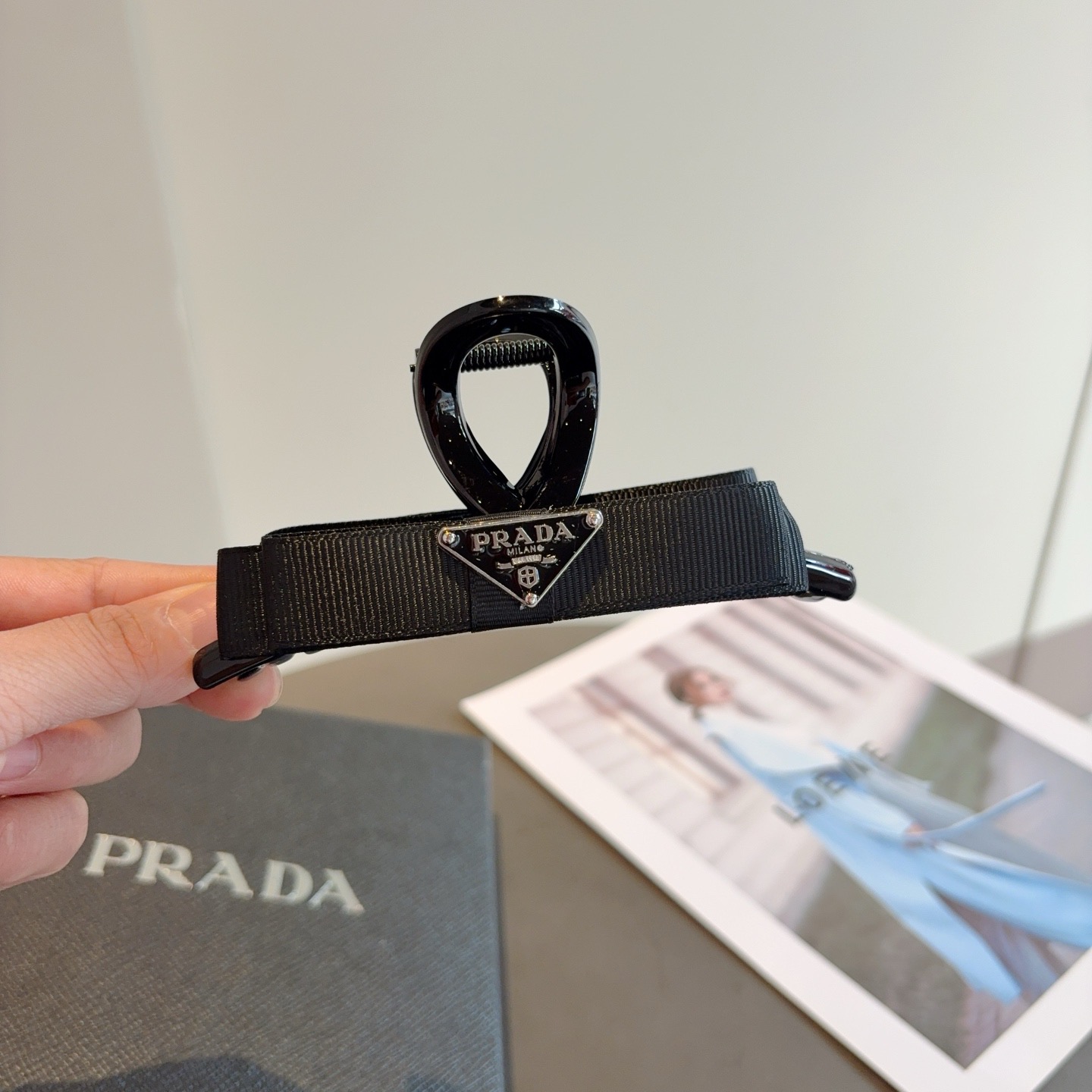 配包装P65
PRADA （普拉达） 新款潮流抓夹，网红同款 女神必备单品，非常百搭，时尚发夹， 戴上它满满的高大上。