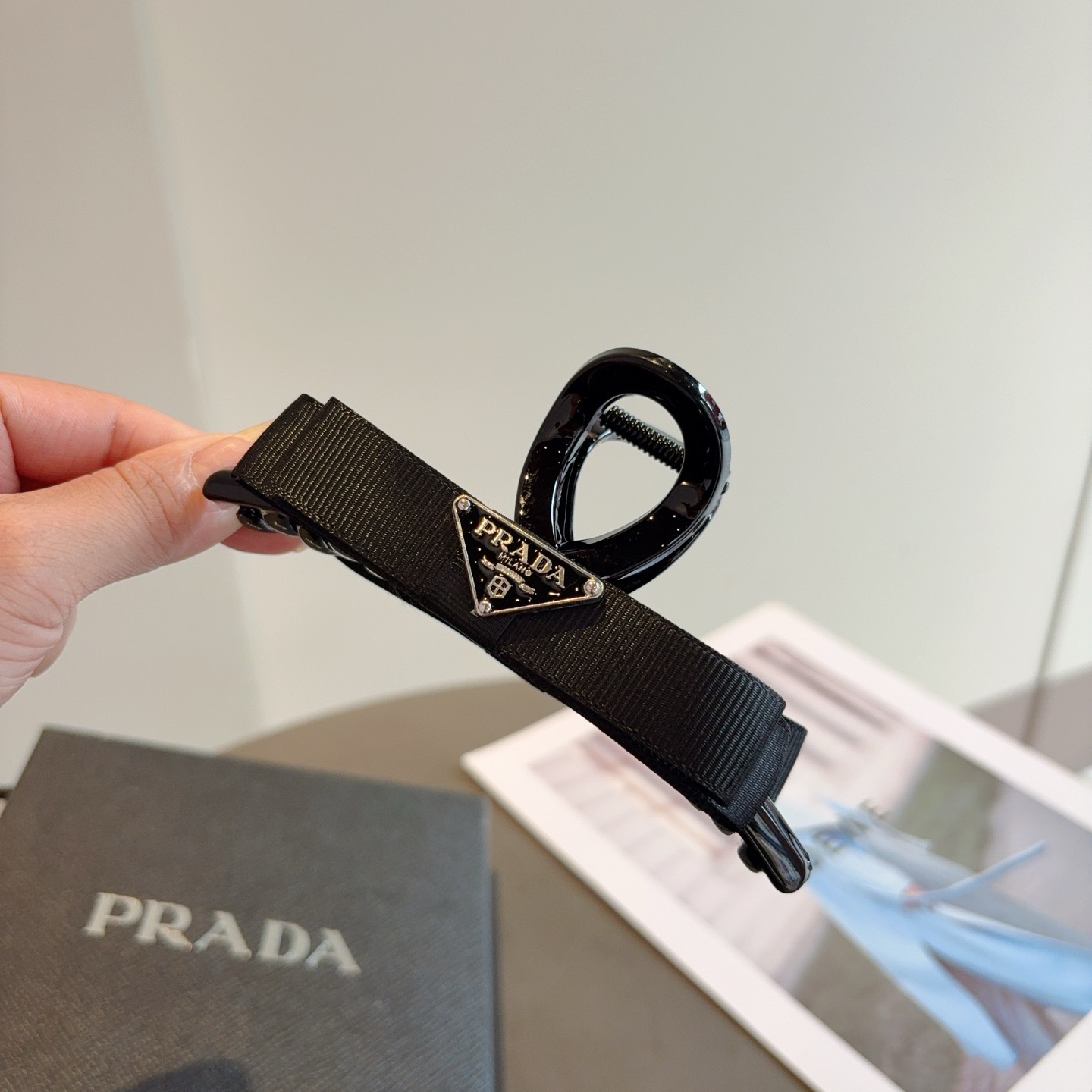 配包装P65
PRADA （普拉达） 新款潮流抓夹，网红同款 女神必备单品，非常百搭，时尚发夹， 戴上它满满的高大上。