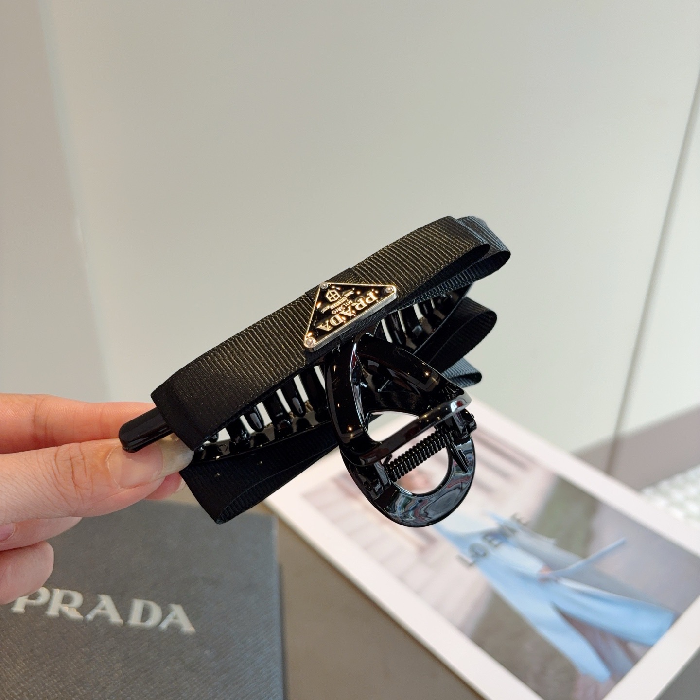 配包装P65
PRADA （普拉达） 新款潮流抓夹，网红同款 女神必备单品，非常百搭，时尚发夹， 戴上它满满的高大上。