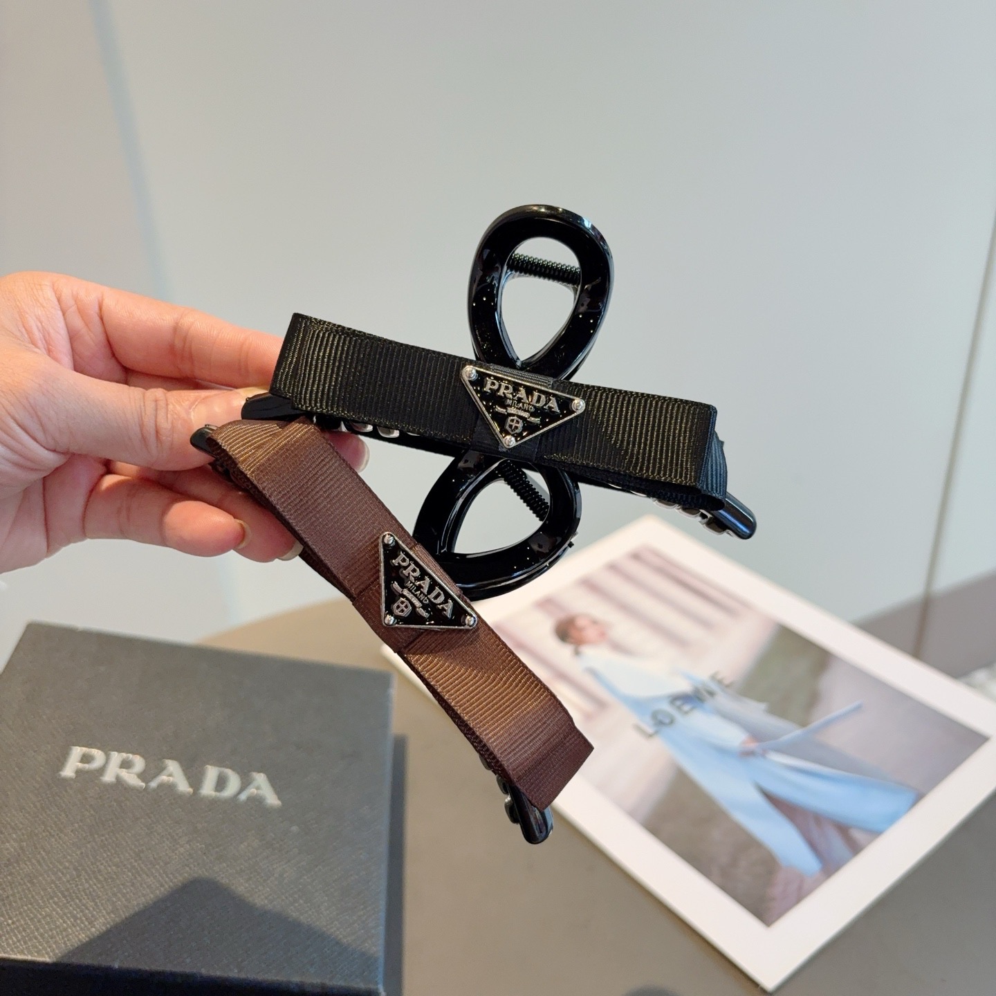 配包装P65
PRADA （普拉达） 新款潮流抓夹，网红同款 女神必备单品，非常百搭，时尚发夹， 戴上它满满的高大上。