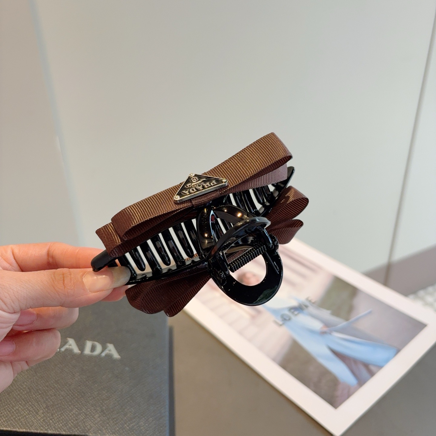 配包装P65
PRADA （普拉达） 新款潮流抓夹，网红同款 女神必备单品，非常百搭，时尚发夹， 戴上它满满的高大上。