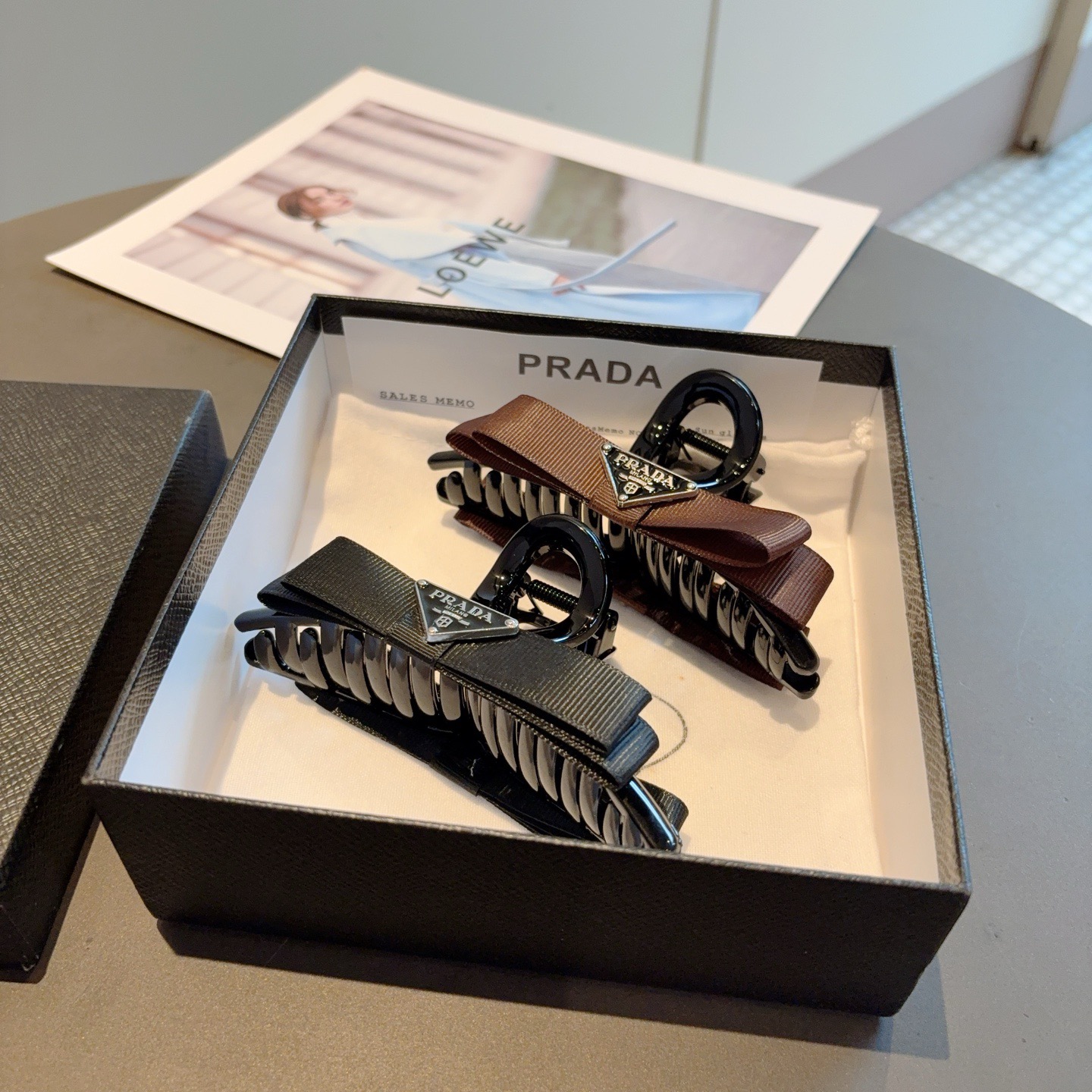 配包装P65
PRADA （普拉达） 新款潮流抓夹，网红同款 女神必备单品，非常百搭，时尚发夹， 戴上它满满的高大上。