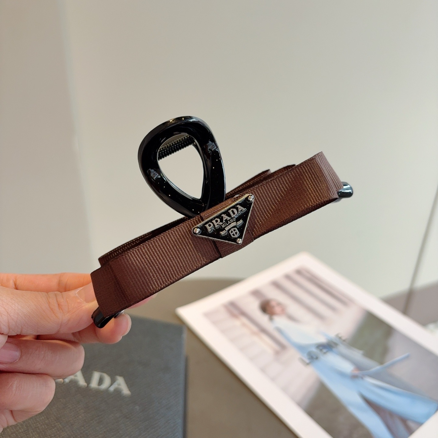 配包装P65
PRADA （普拉达） 新款潮流抓夹，网红同款 女神必备单品，非常百搭，时尚发夹， 戴上它满满的高大上。