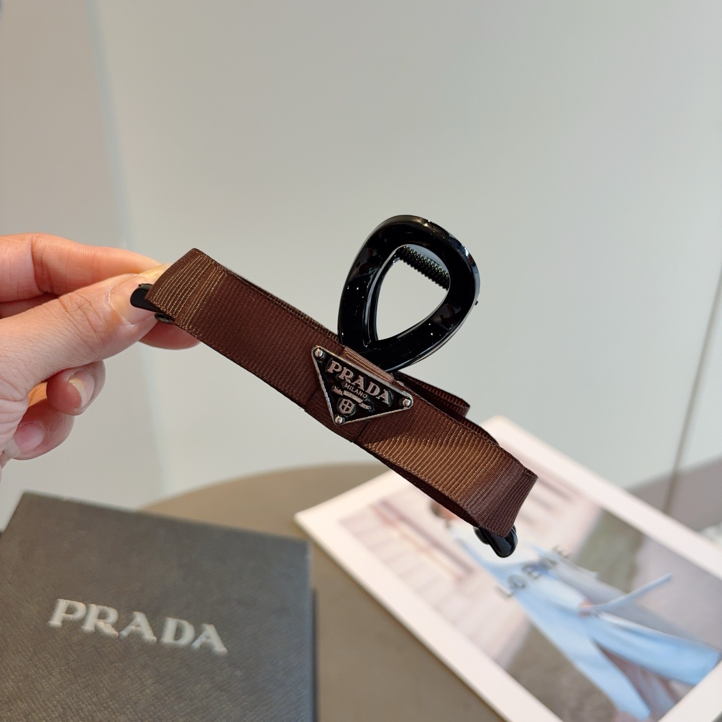 配包装P65
PRADA （普拉达） 新款潮流抓夹，网红同款 女神必备单品，非常百搭，时尚发夹， 戴上它满满的高大上。