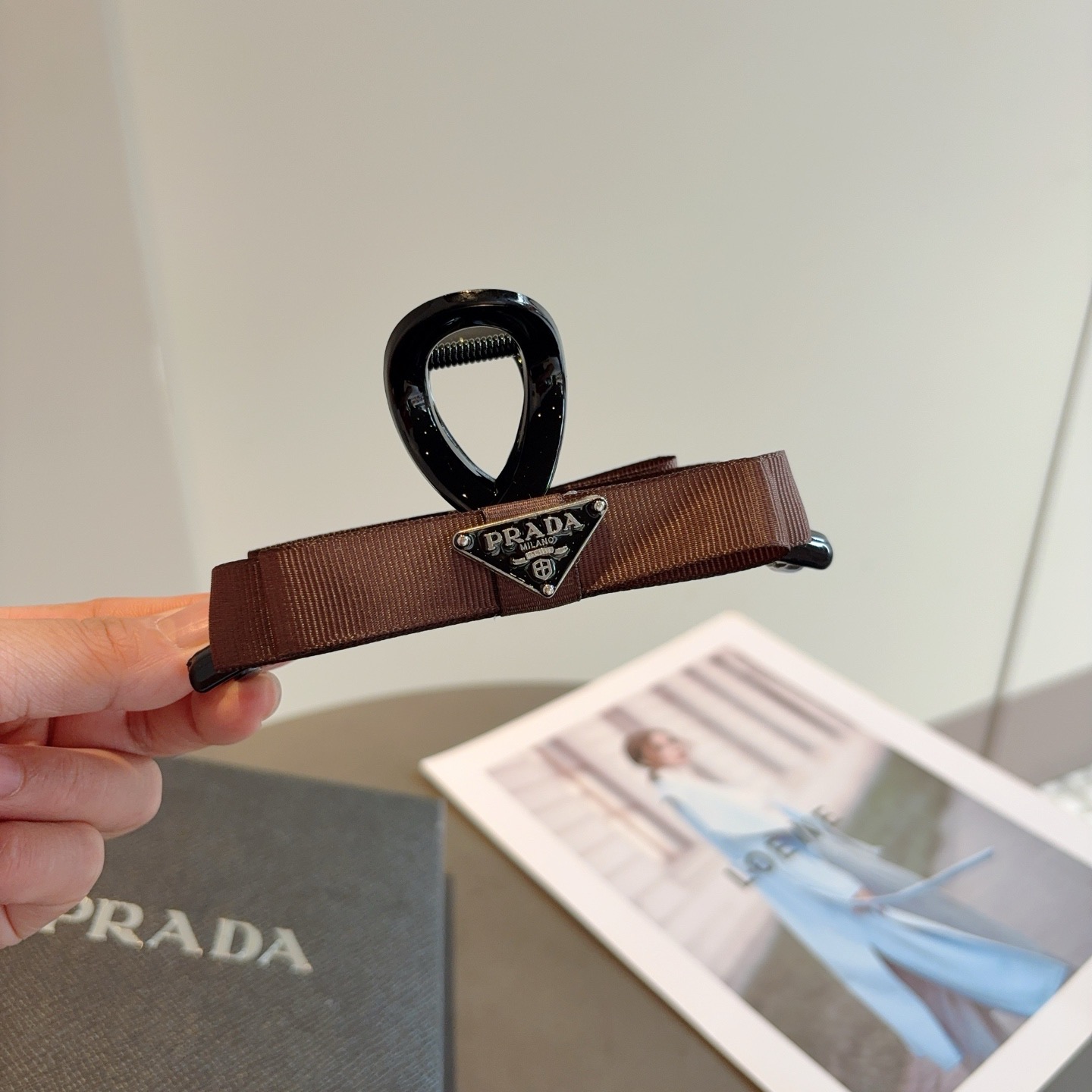 配包装P65
PRADA （普拉达） 新款潮流抓夹，网红同款 女神必备单品，非常百搭，时尚发夹， 戴上它满满的高大上。