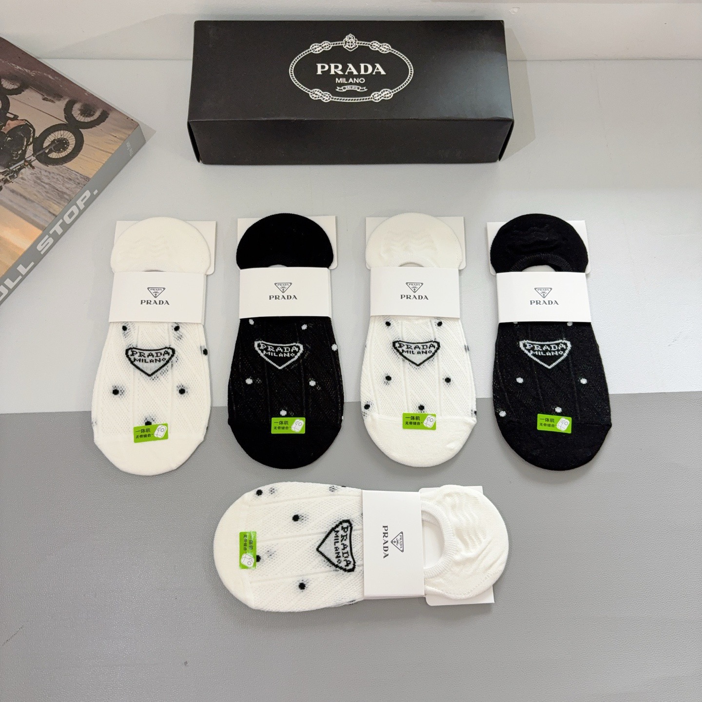 配包装（一盒5双） PRADA 普拉达 新款船袜 竹棉面料，经典三角标logo 个性时尚百搭款，你值得拥