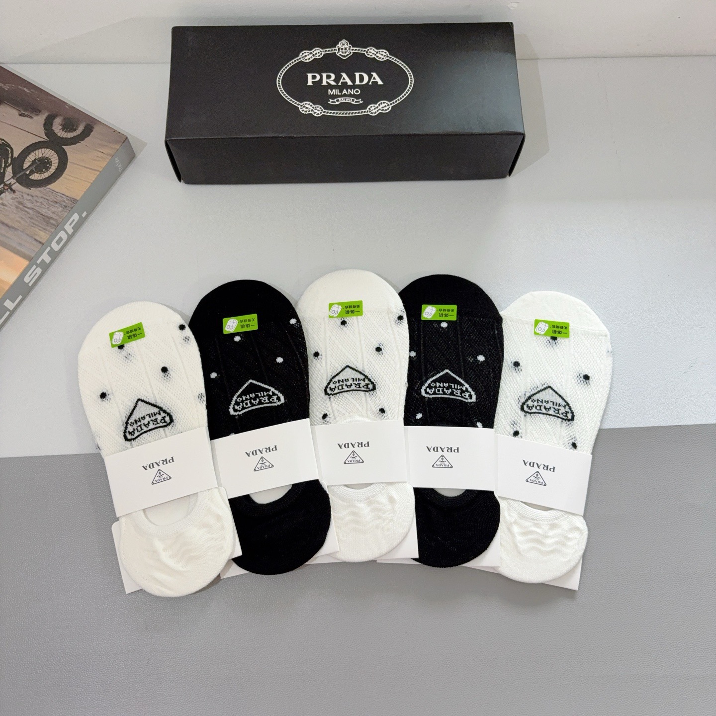 配包装（一盒5双） PRADA 普拉达 新款船袜 竹棉面料，经典三角标logo 个性时尚百搭款，你值得拥