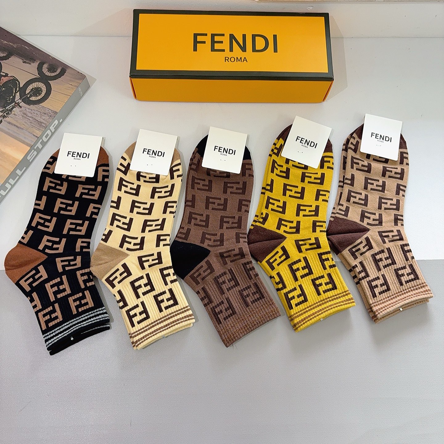 配包装（一盒5双） FENDI 芬迪 经典双F中筒袜子，纯棉面料，潮人必备款 个性时尚百搭款，你值得拥有