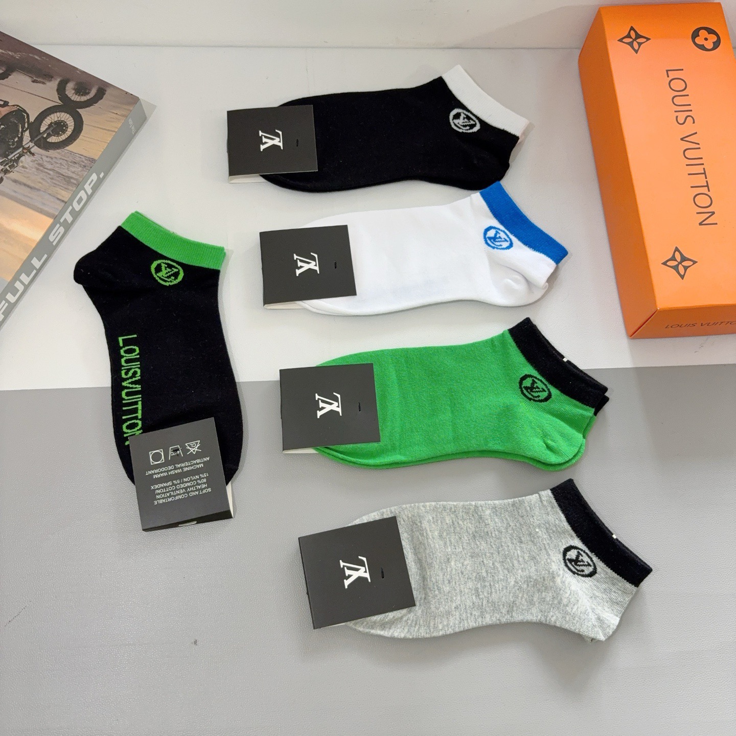 配包装（一盒5双） 🌟 LV 路易威登 新款短筒袜子纯棉面料，经典字母logo船袜，个性时尚百搭款，！你