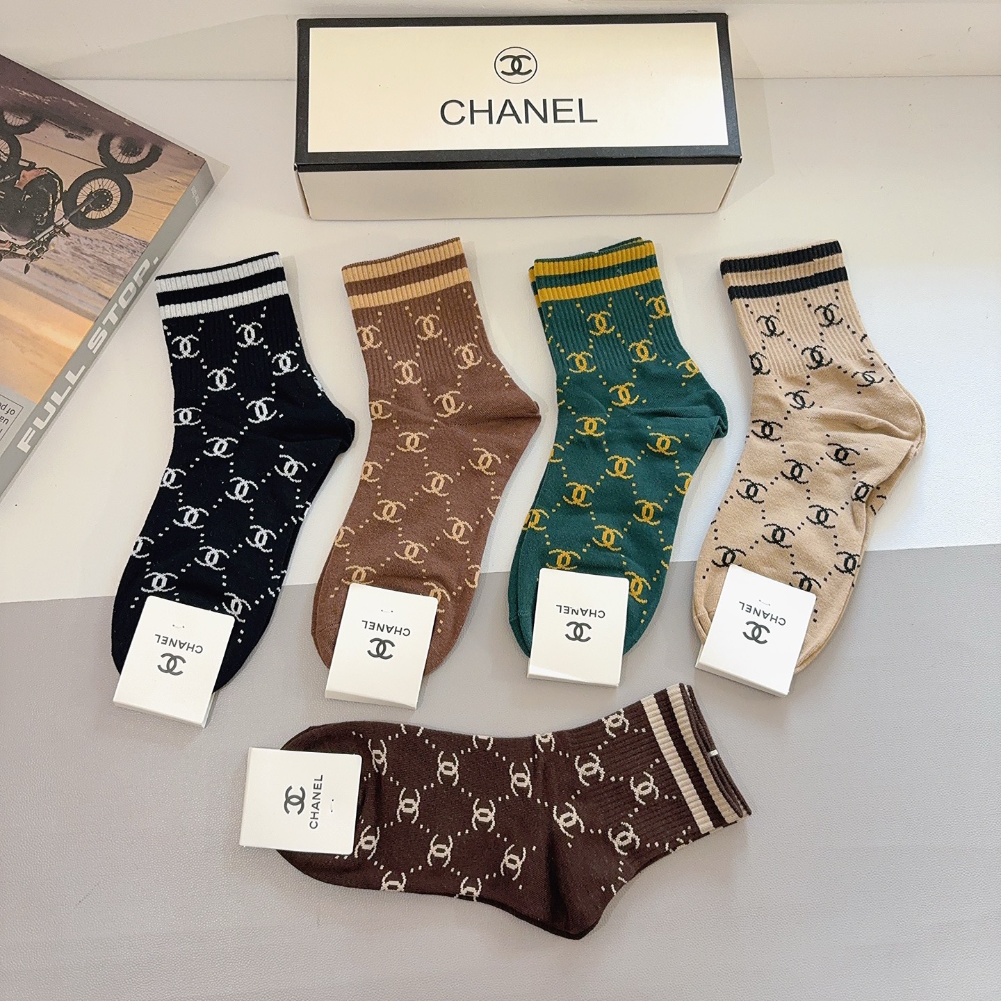 配包装（一盒5双）CHANEL 香奈儿经典袜子❗️高版本纯棉材质柔软，秒杀市场普通货，经典的双C图案lo