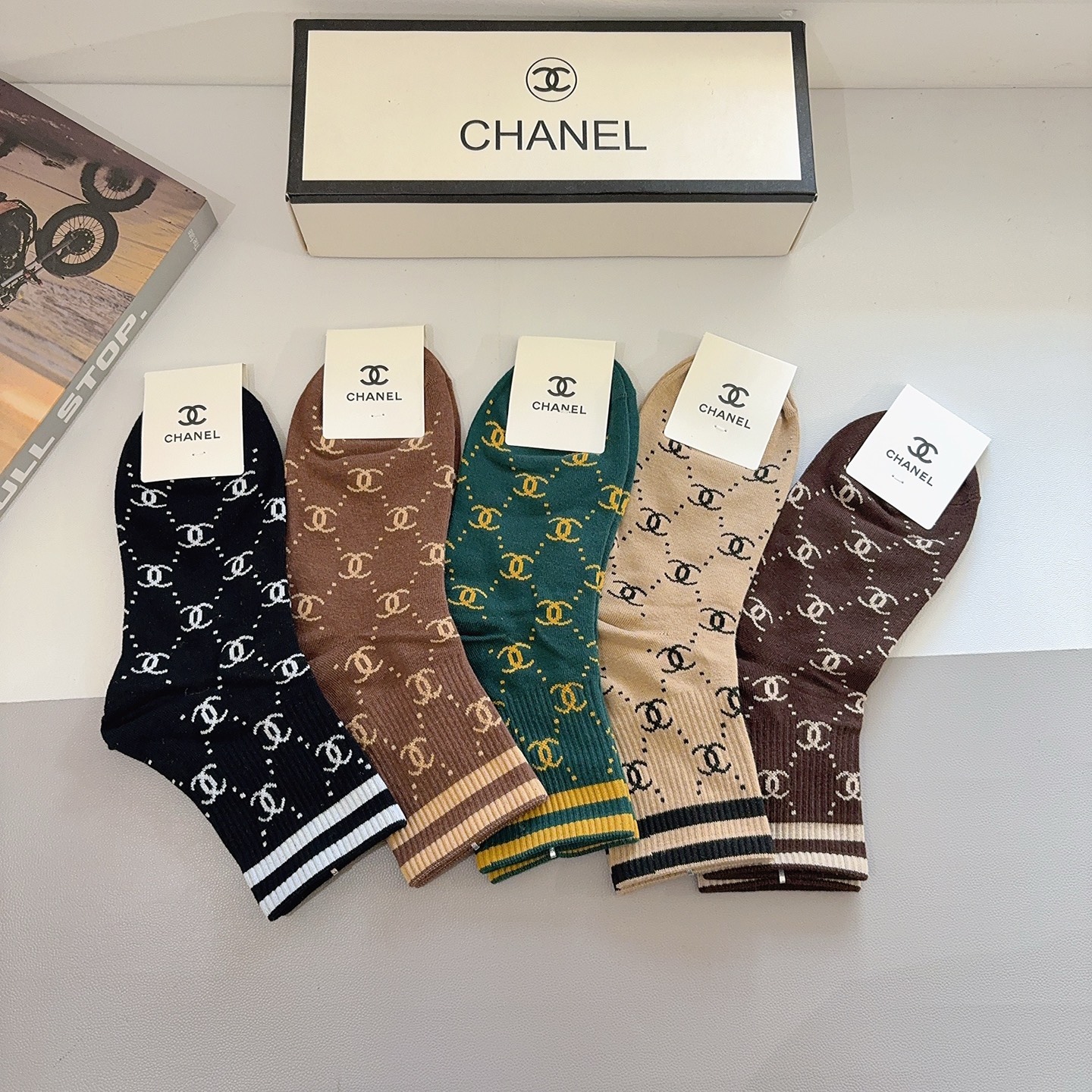 配包装（一盒5双）CHANEL 香奈儿经典袜子❗️高版本纯棉材质柔软，秒杀市场普通货，经典的双C图案lo