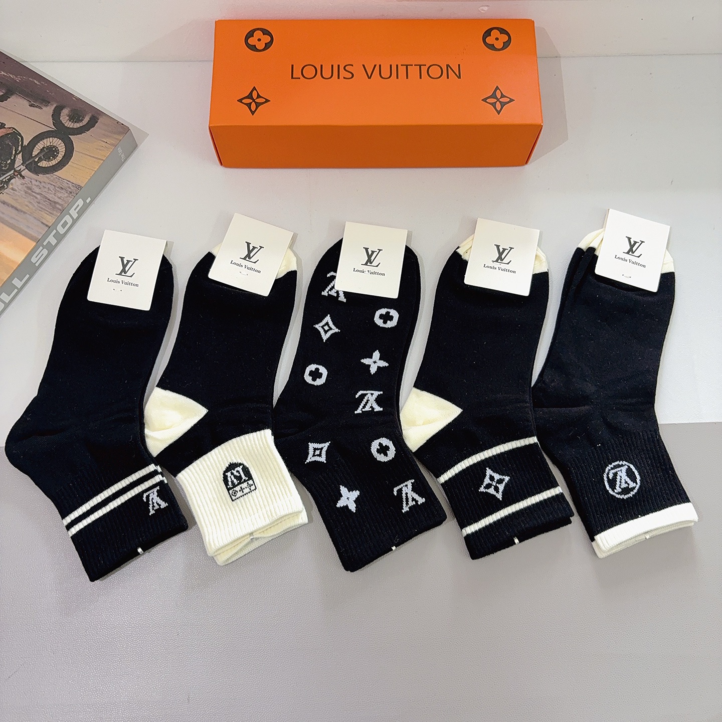 配包装（一盒5双） 🌟 LV 路易威登 超火中筒袜子，纯棉面料，潮人必备款，经典字母logo中筒袜，个性